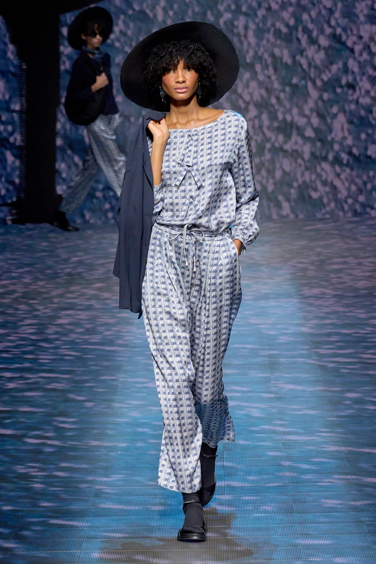 00012-emporio-armani-spring-2023-ready-to-wear-credit-gorunway