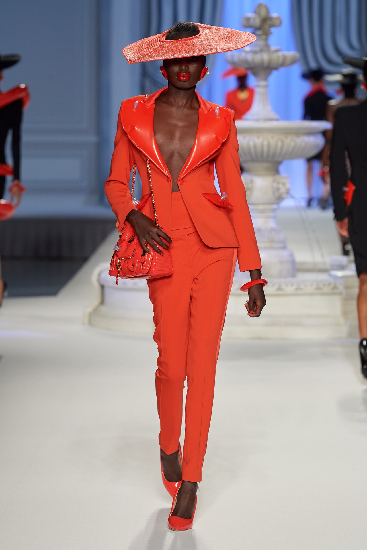 00012-moschino-spring-2023-ready-to-wear-credit-gorunway