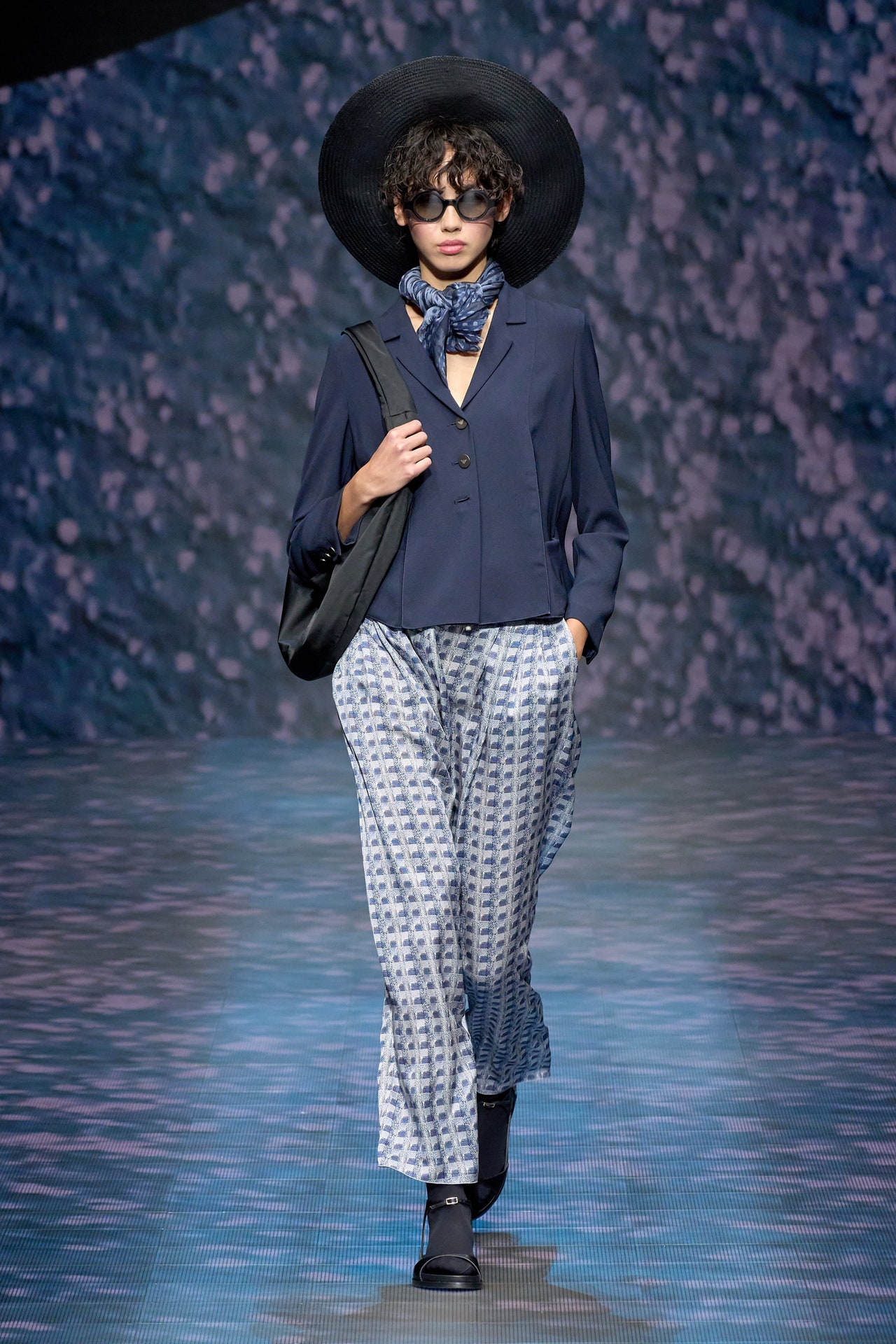 00013-emporio-armani-spring-2023-ready-to-wear-credit-gorunway