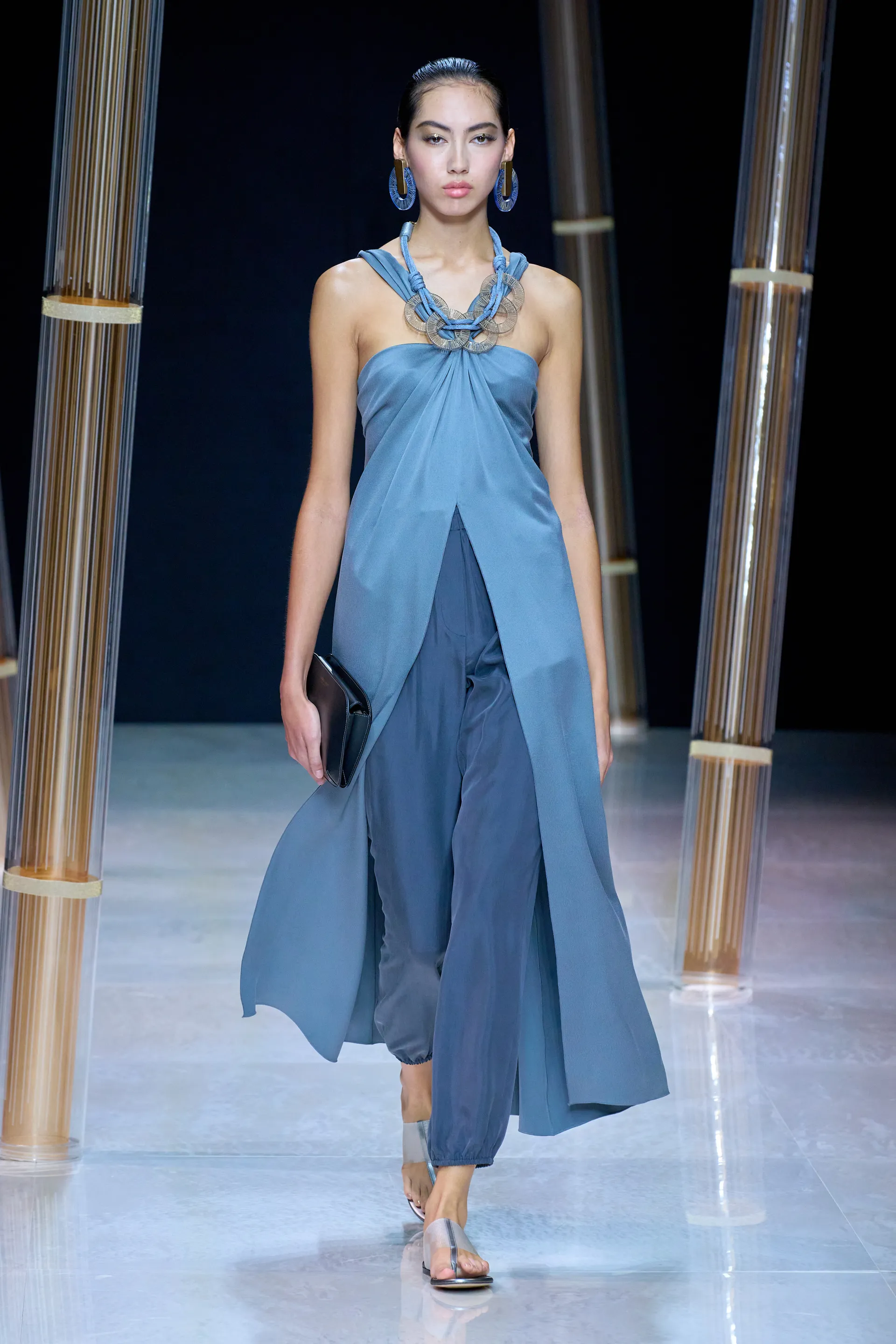 00014-giorgio-armani-spring-2023-ready-to-wear-credit-gorunway