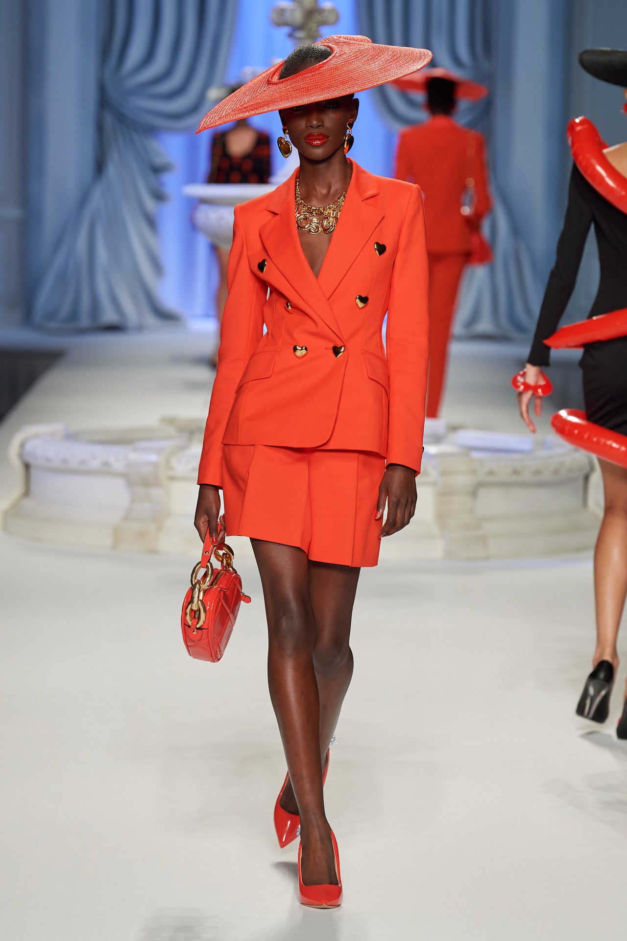 00014-moschino-spring-2023-ready-to-wear-credit-gorunway