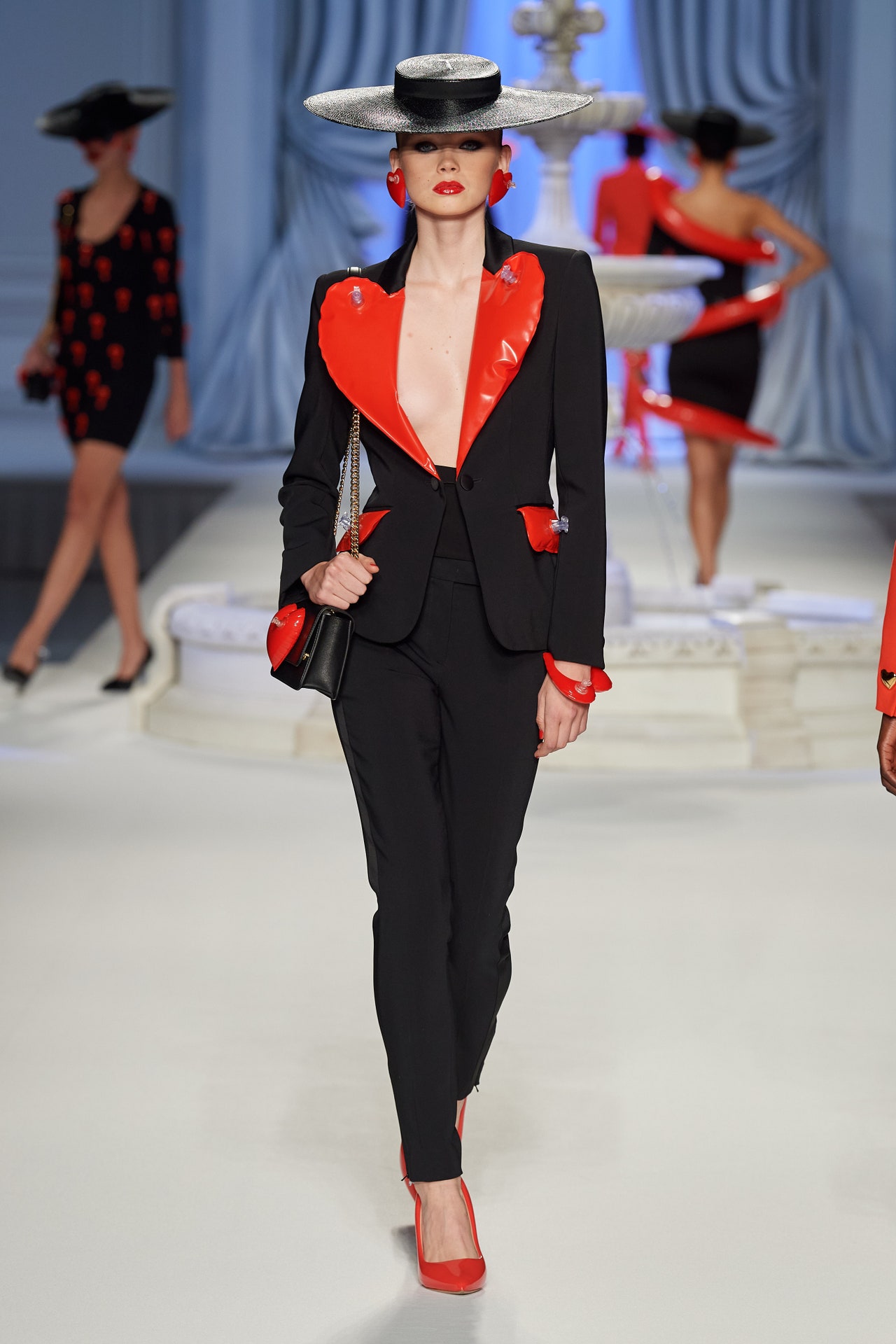 00015-moschino-spring-2023-ready-to-wear-credit-gorunway