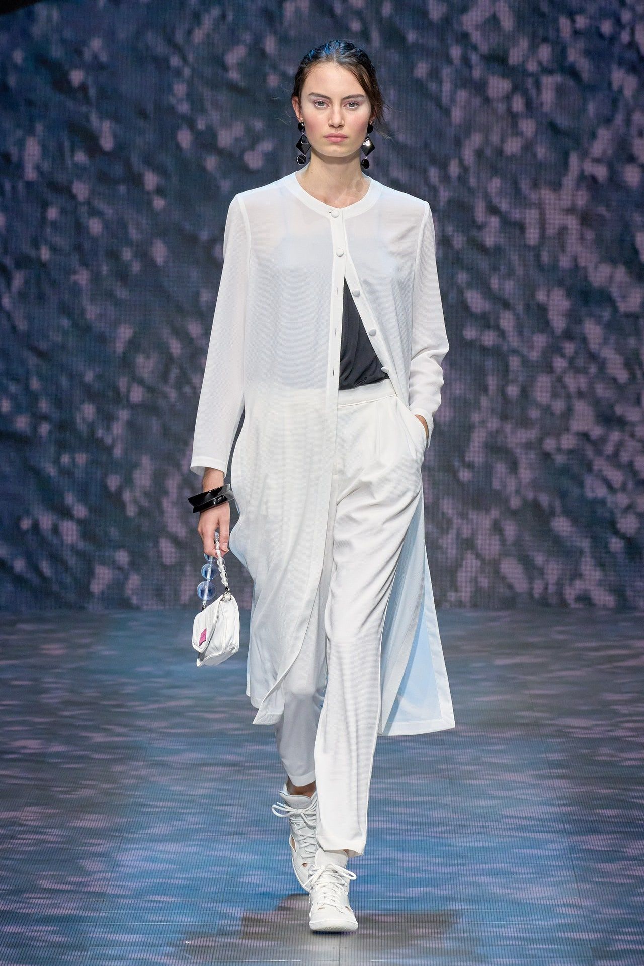 00016-emporio-armani-spring-2023-ready-to-wear-credit-gorunway
