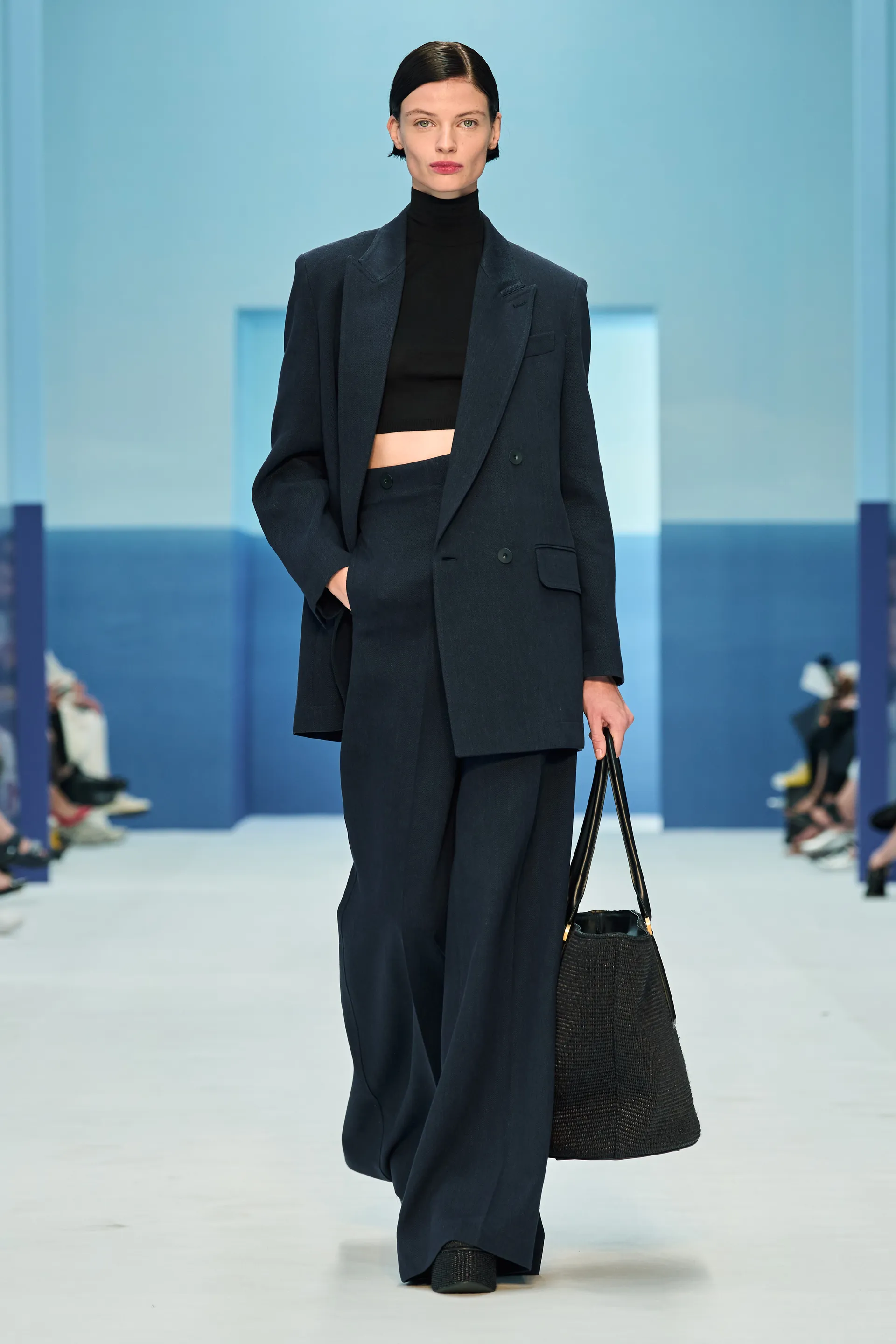 00016-max-mara-spring-2023-ready-to-wear-credit-gorunway