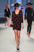 00016-moschino-spring-2023-ready-to-wear-credit-gorunway