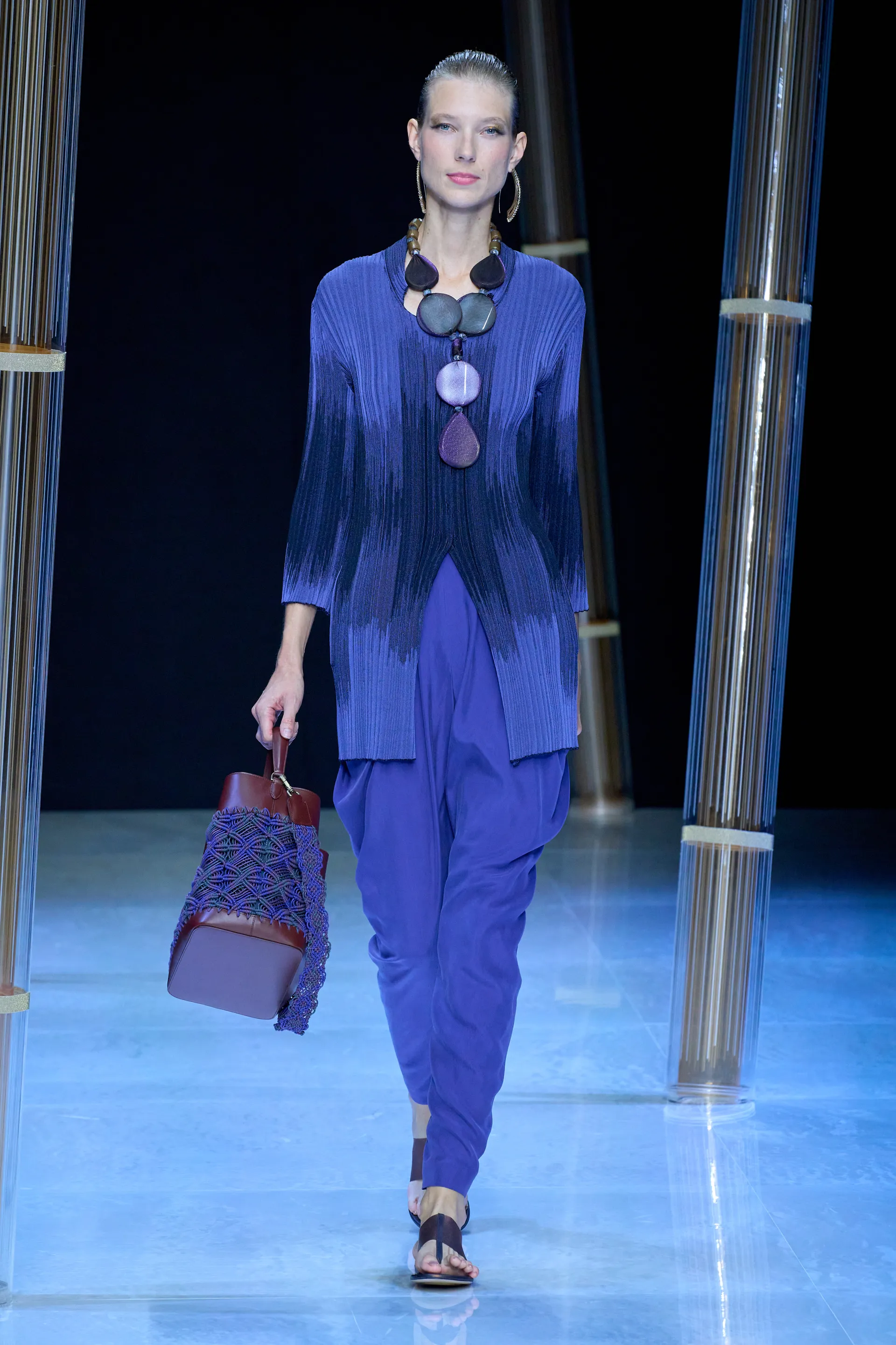 00017-giorgio-armani-spring-2023-ready-to-wear-credit-gorunway
