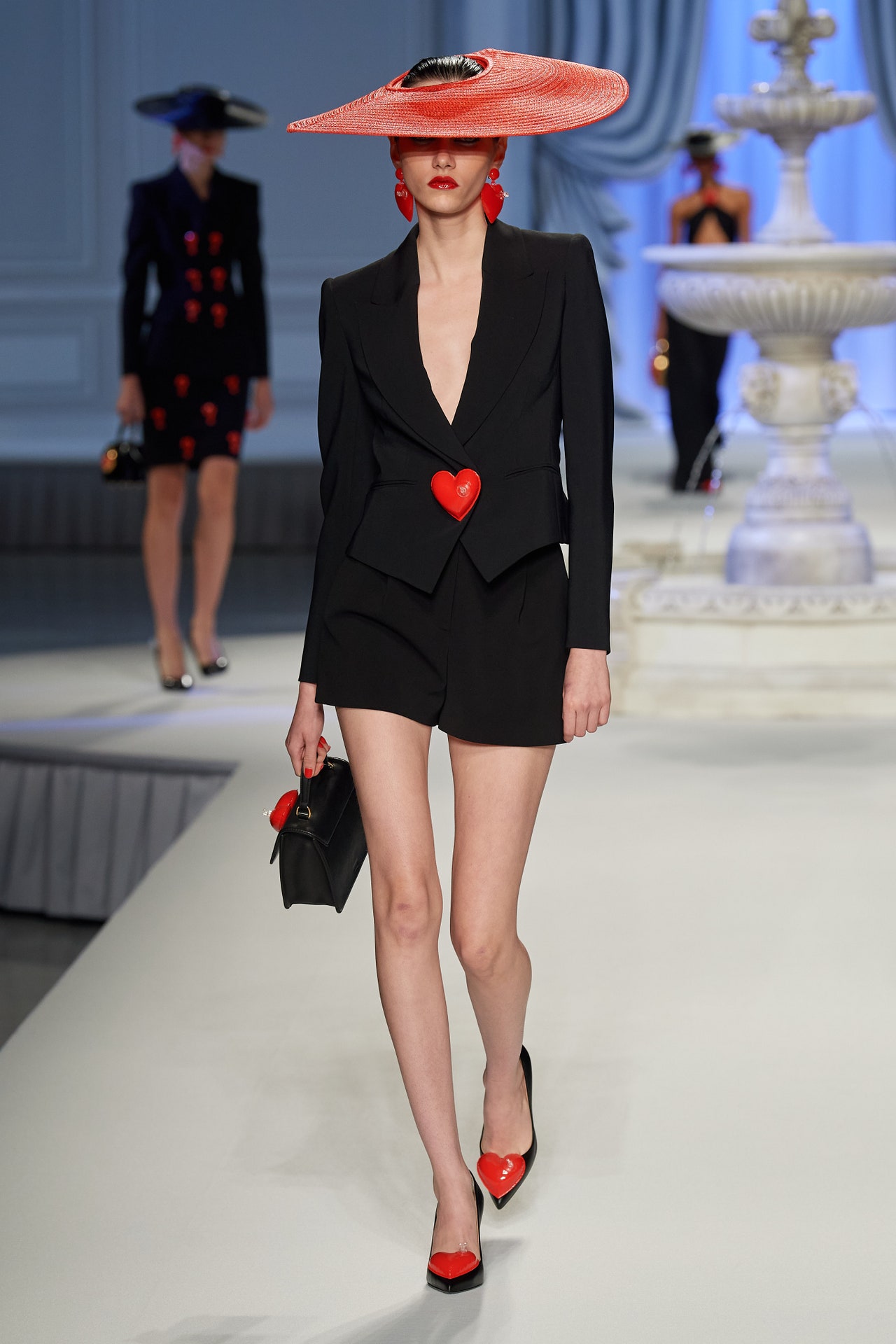 00017-moschino-spring-2023-ready-to-wear-credit-gorunway