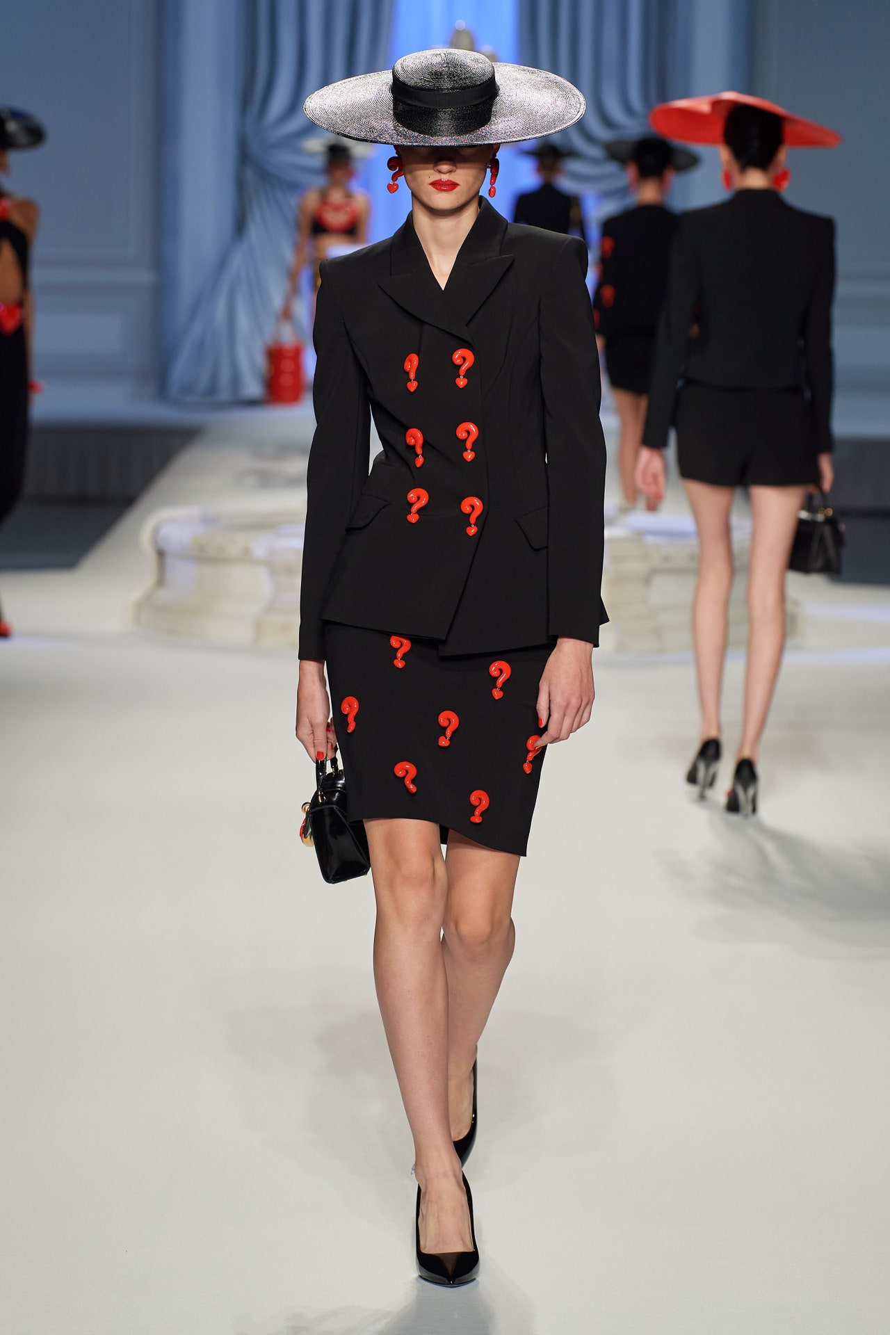 00018-moschino-spring-2023-ready-to-wear-credit-gorunway