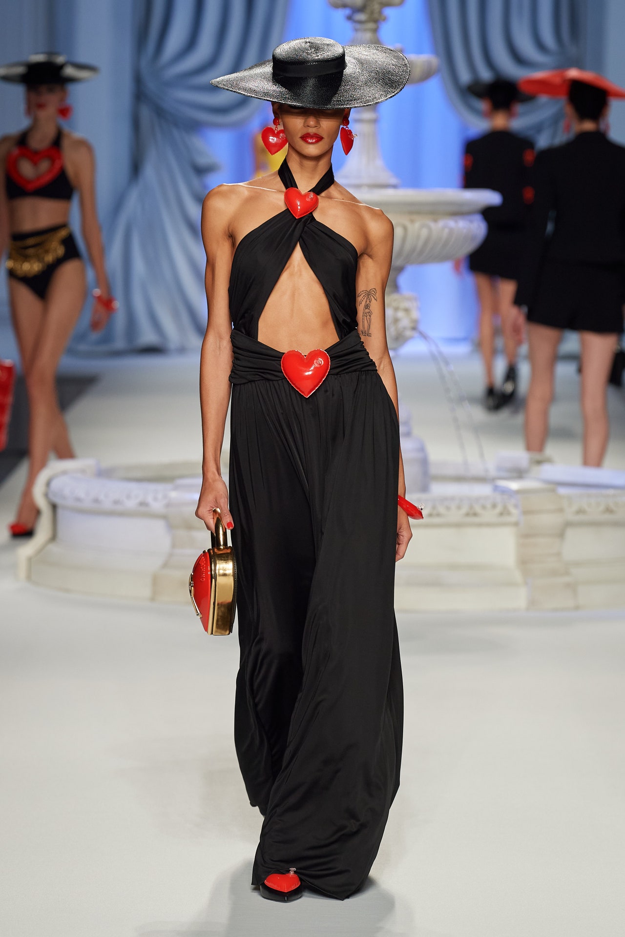 00019-moschino-spring-2023-ready-to-wear-credit-gorunway