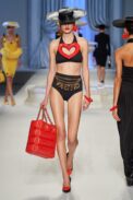 00020-moschino-spring-2023-ready-to-wear-credit-gorunway