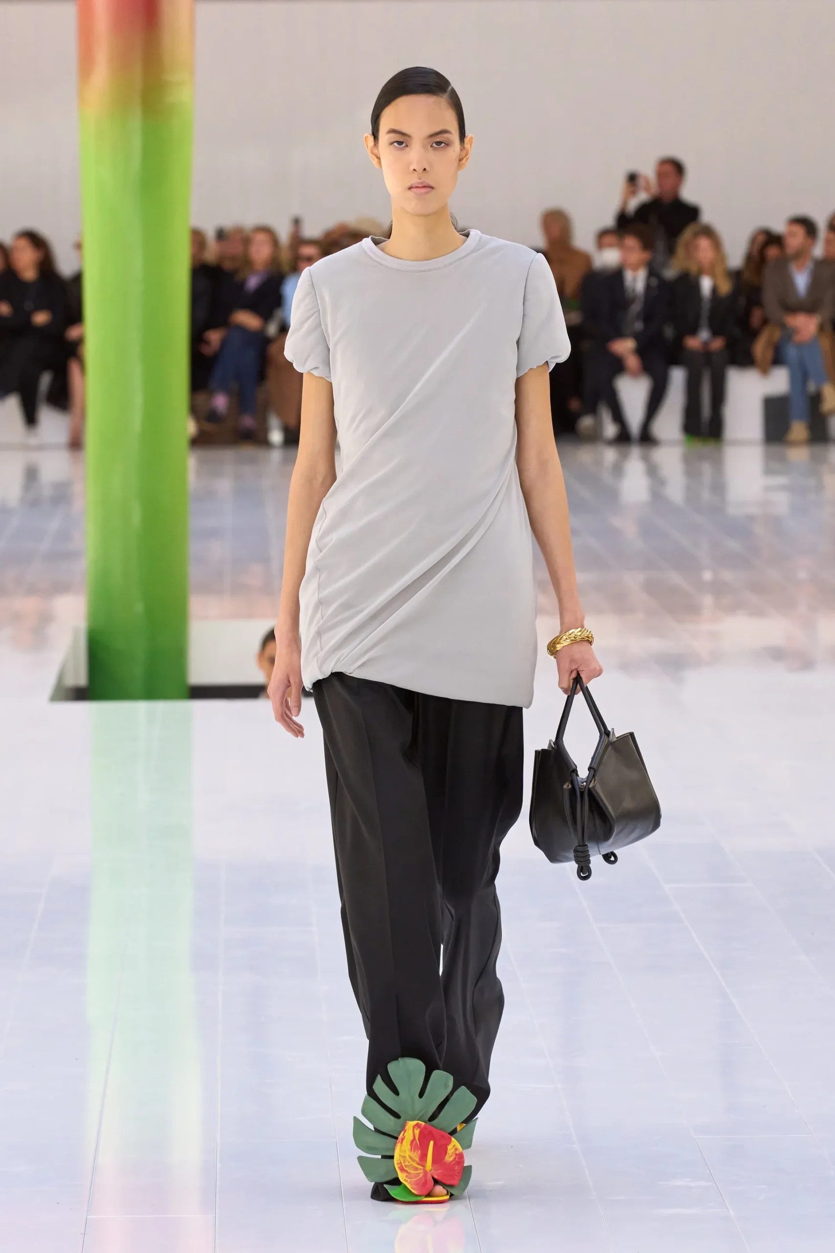 00021-loewe-spring-2023-ready-to-wear-credit-gorunway