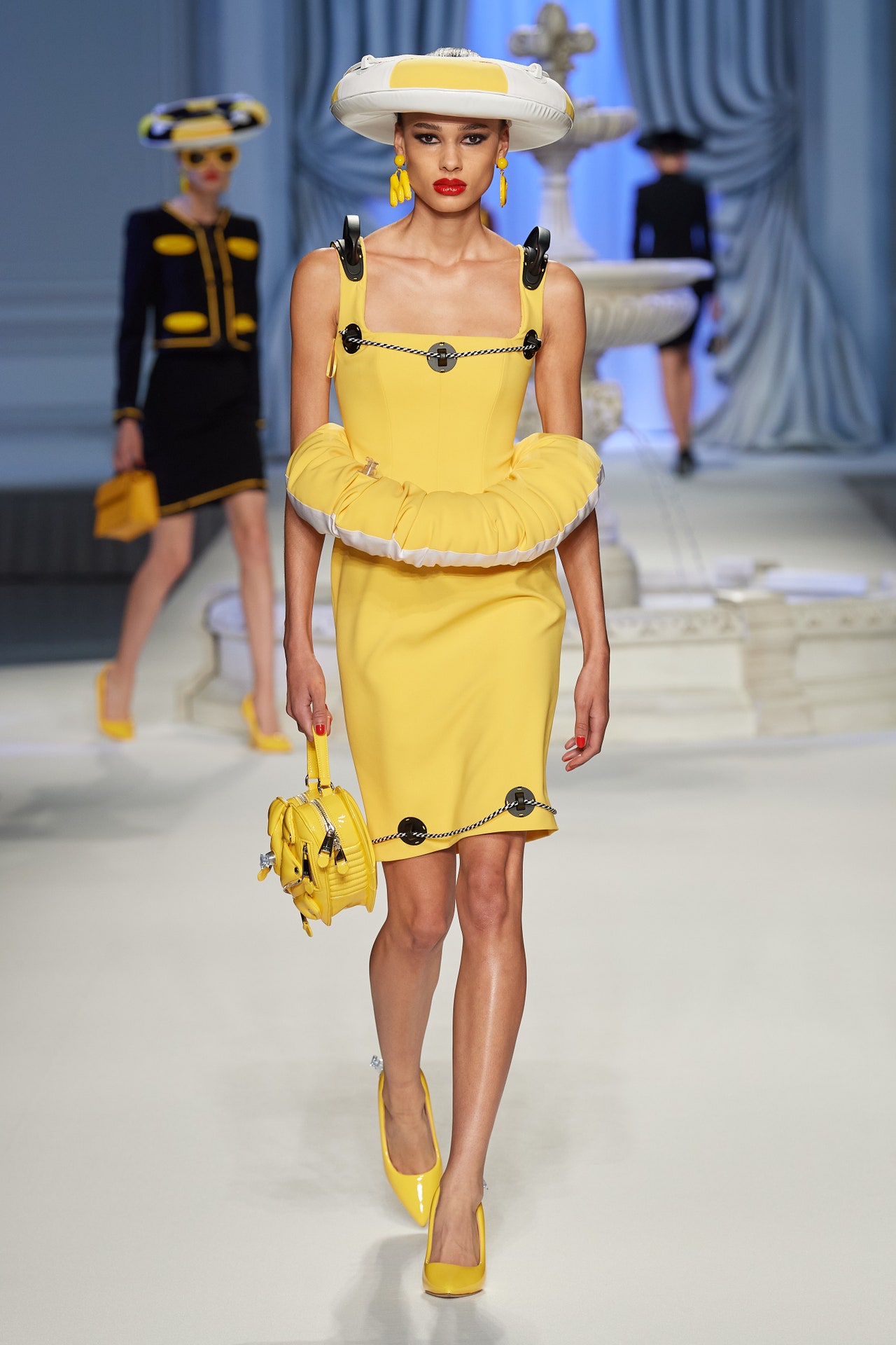 00021-moschino-spring-2023-ready-to-wear-credit-gorunway