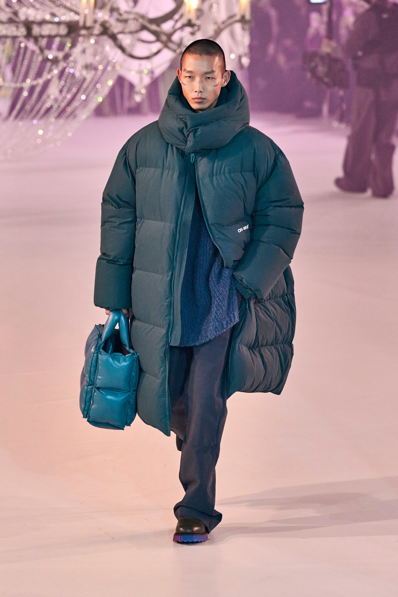 00021-off-white-fall-2022-ready-to-wear-paris-credit-gorunway-1.jpeg