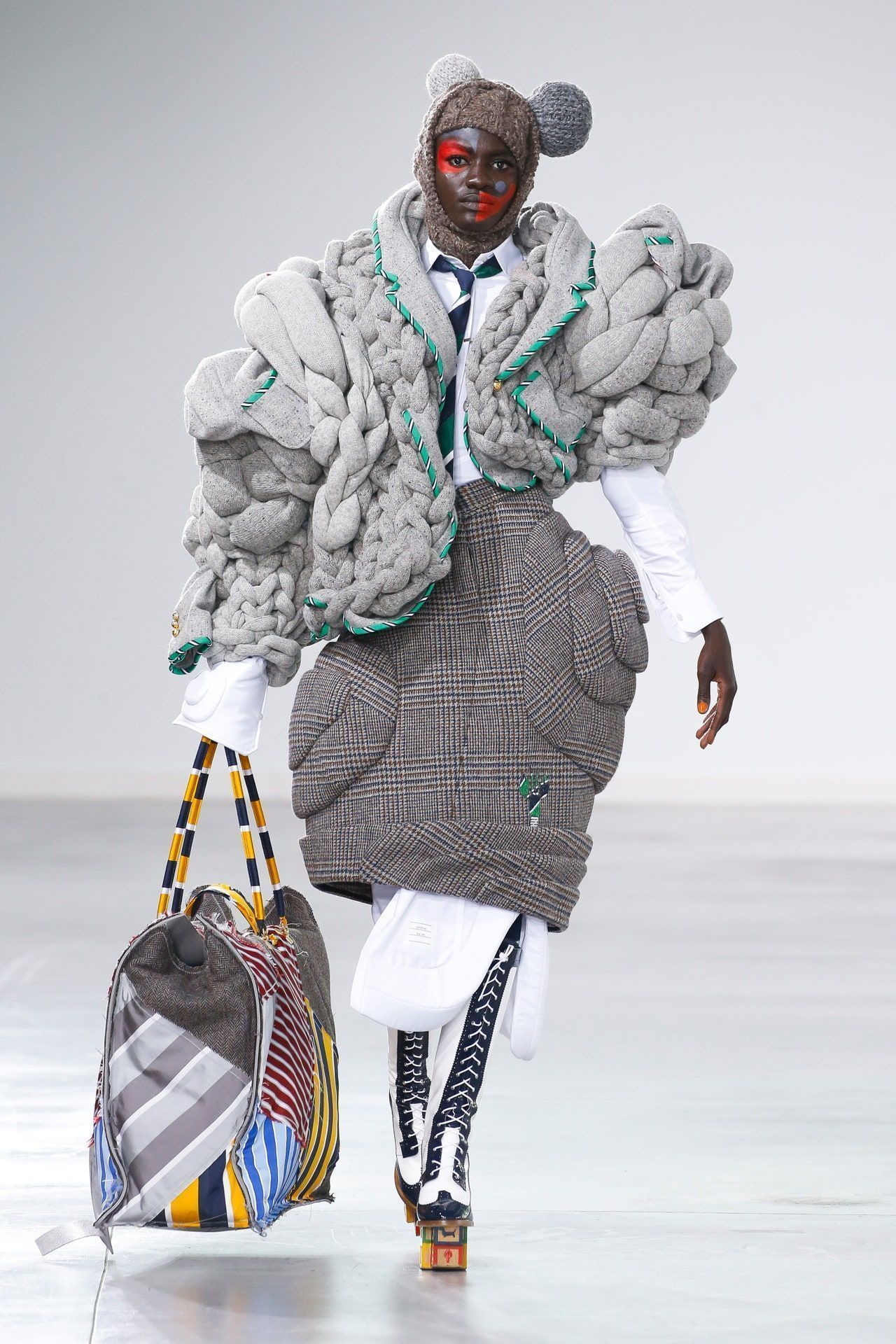 00021-thom-browne-fall-2022-credit-brand-1.jpeg