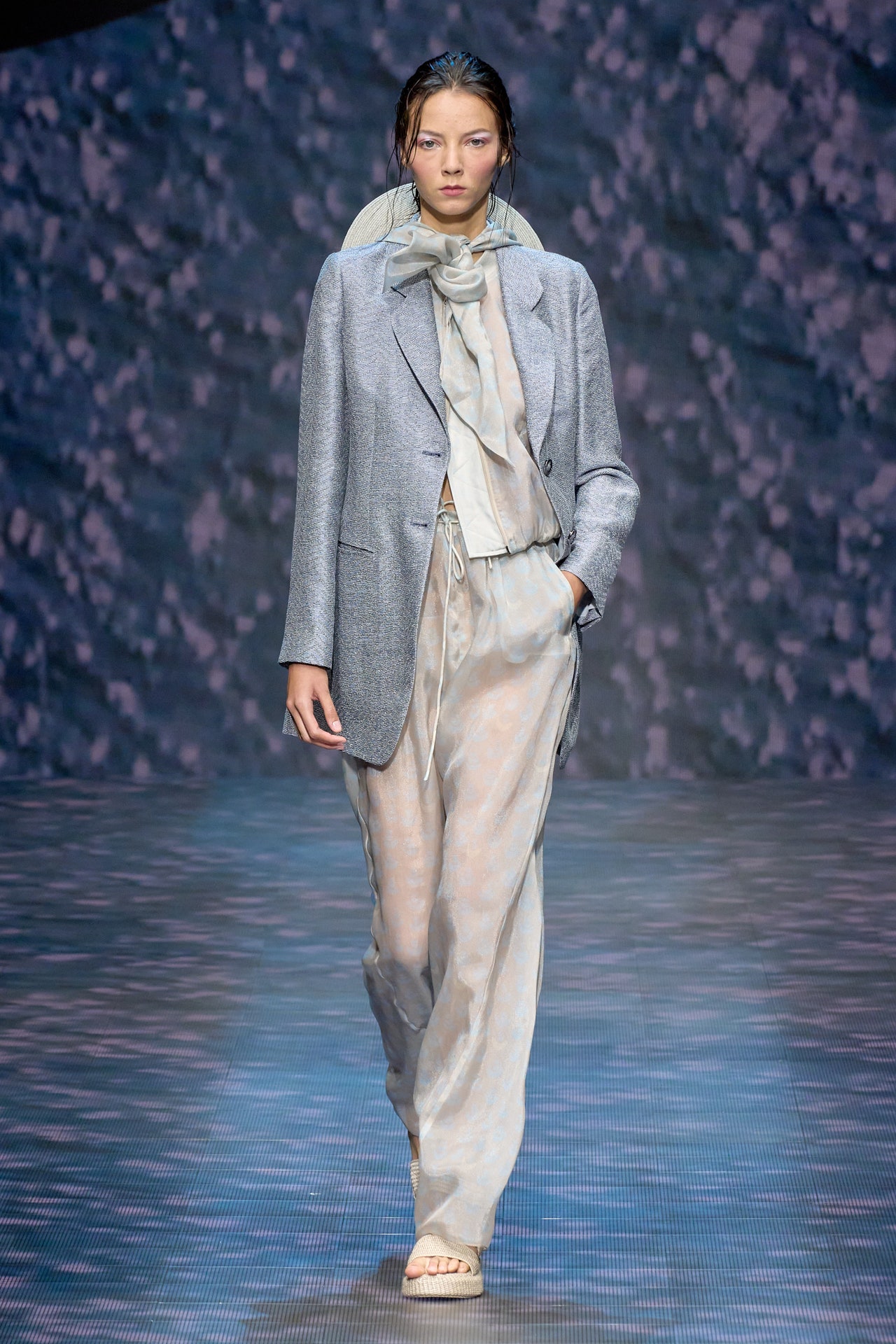 00022-emporio-armani-spring-2023-ready-to-wear-credit-gorunway