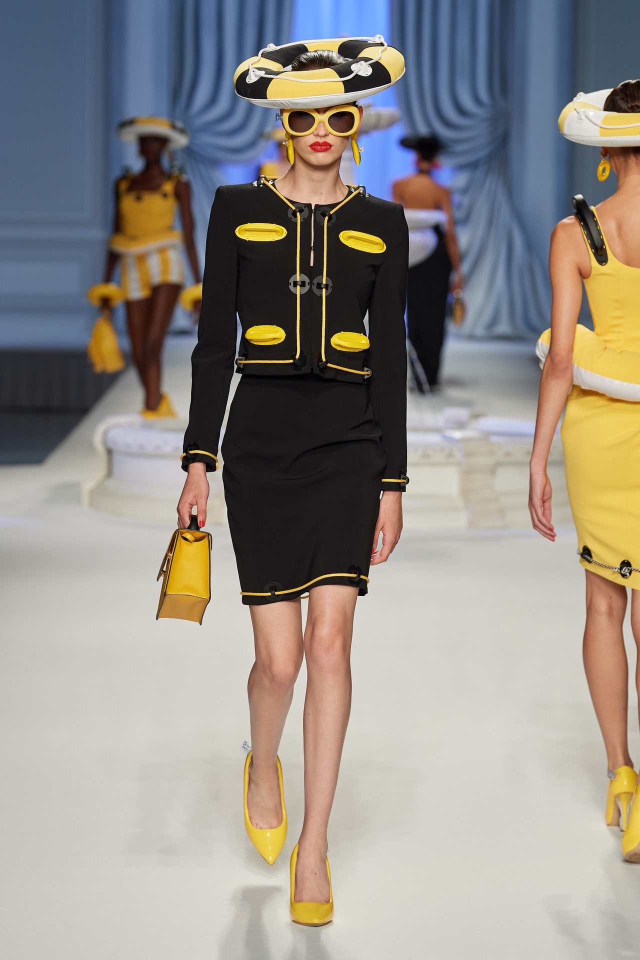 00022-moschino-spring-2023-ready-to-wear-credit-gorunway
