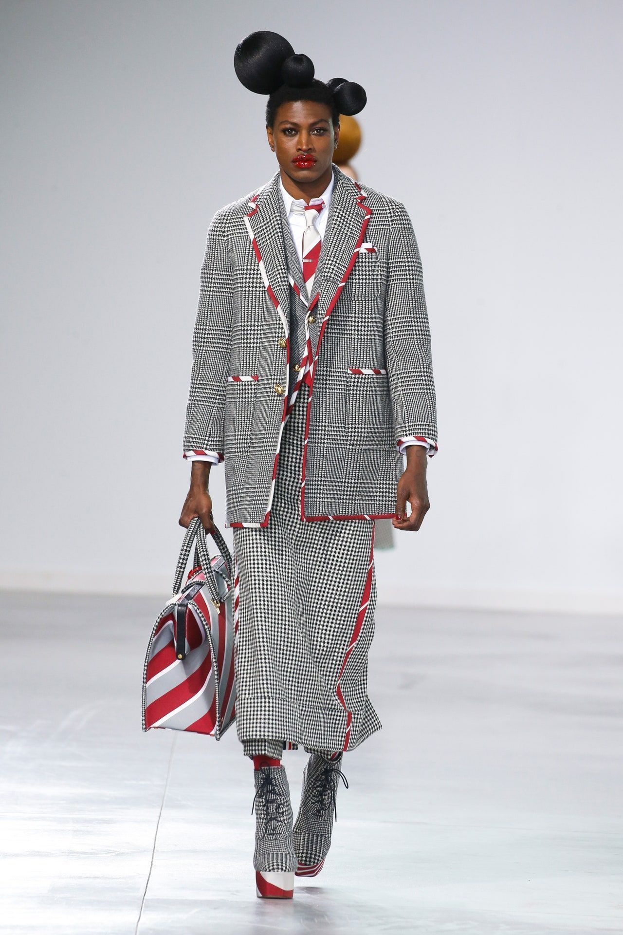 00022-thom-browne-fall-2022-credit-brand-1.jpeg