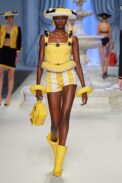 00023-moschino-spring-2023-ready-to-wear-credit-gorunway