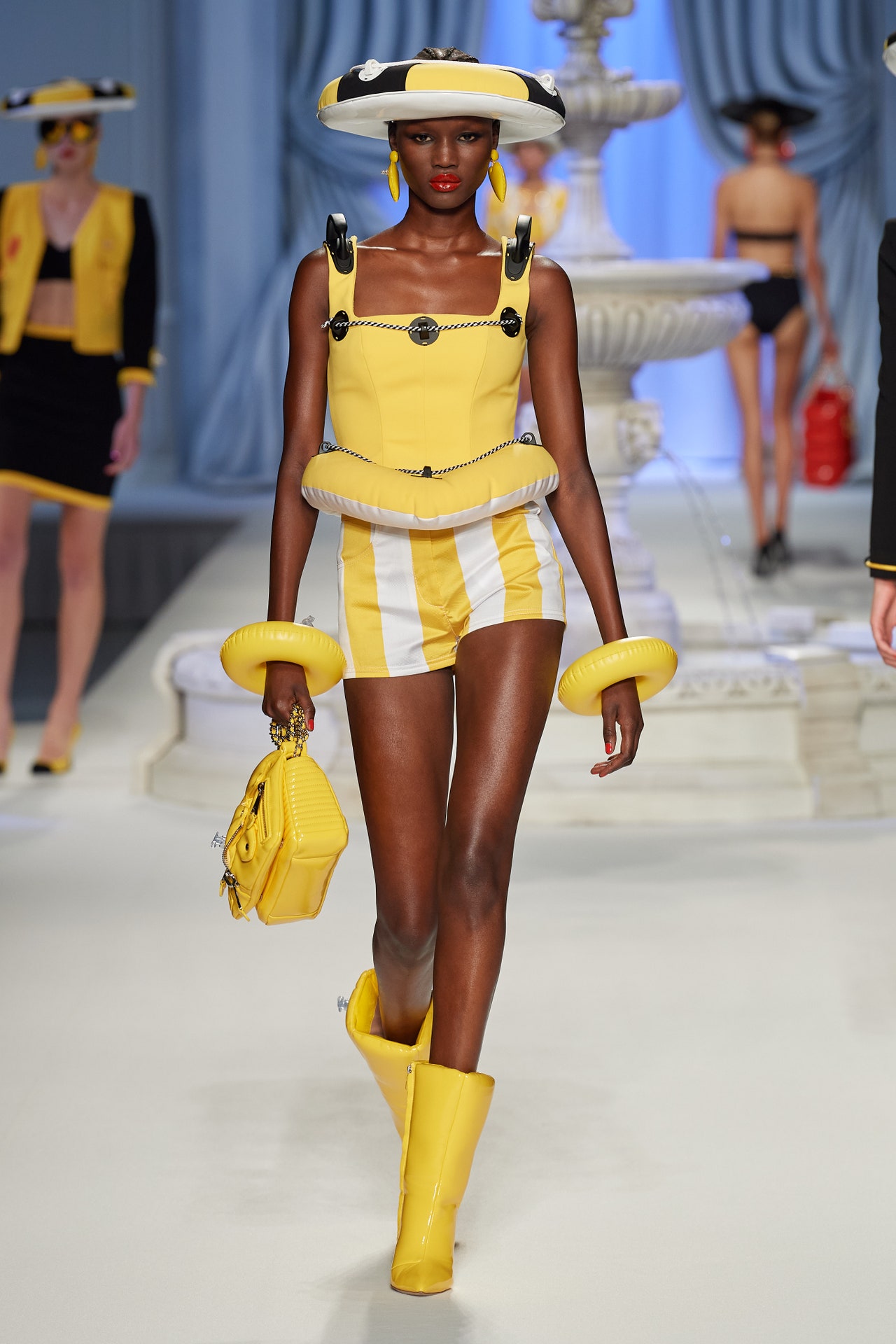 00023-moschino-spring-2023-ready-to-wear-credit-gorunway