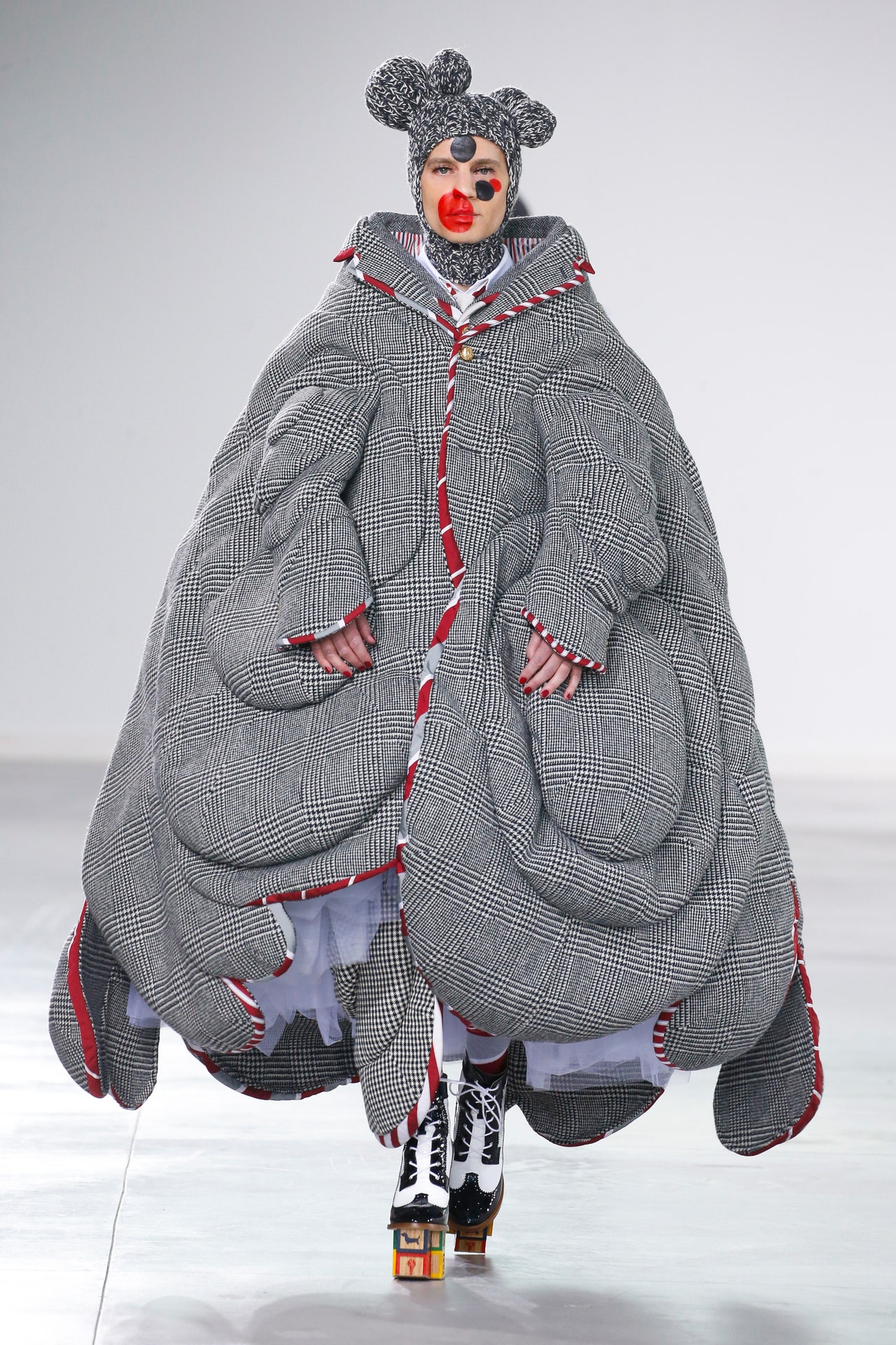 00023-thom-browne-fall-2022-credit-brand-1.jpeg