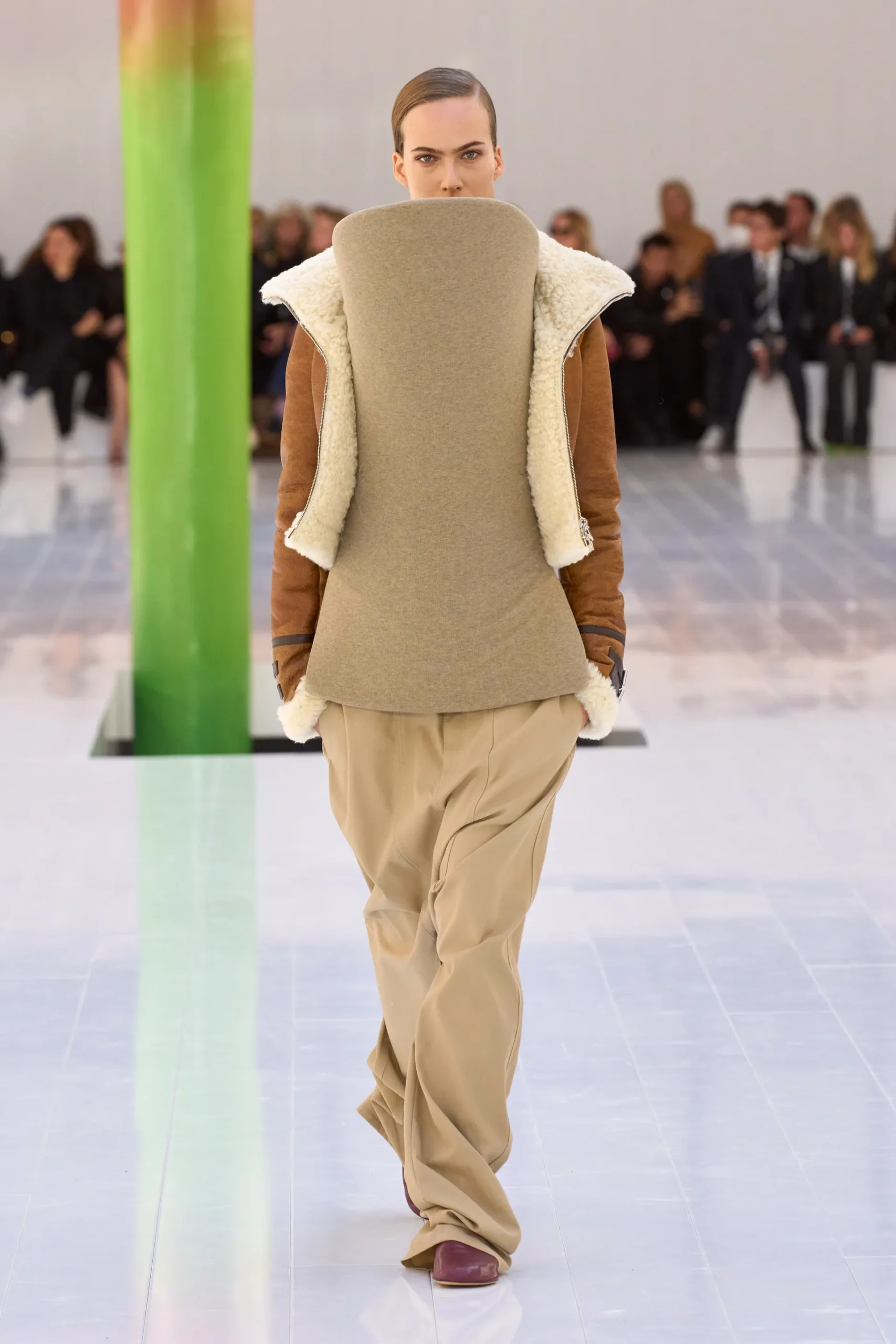 00024-loewe-spring-2023-ready-to-wear-credit-gorunway