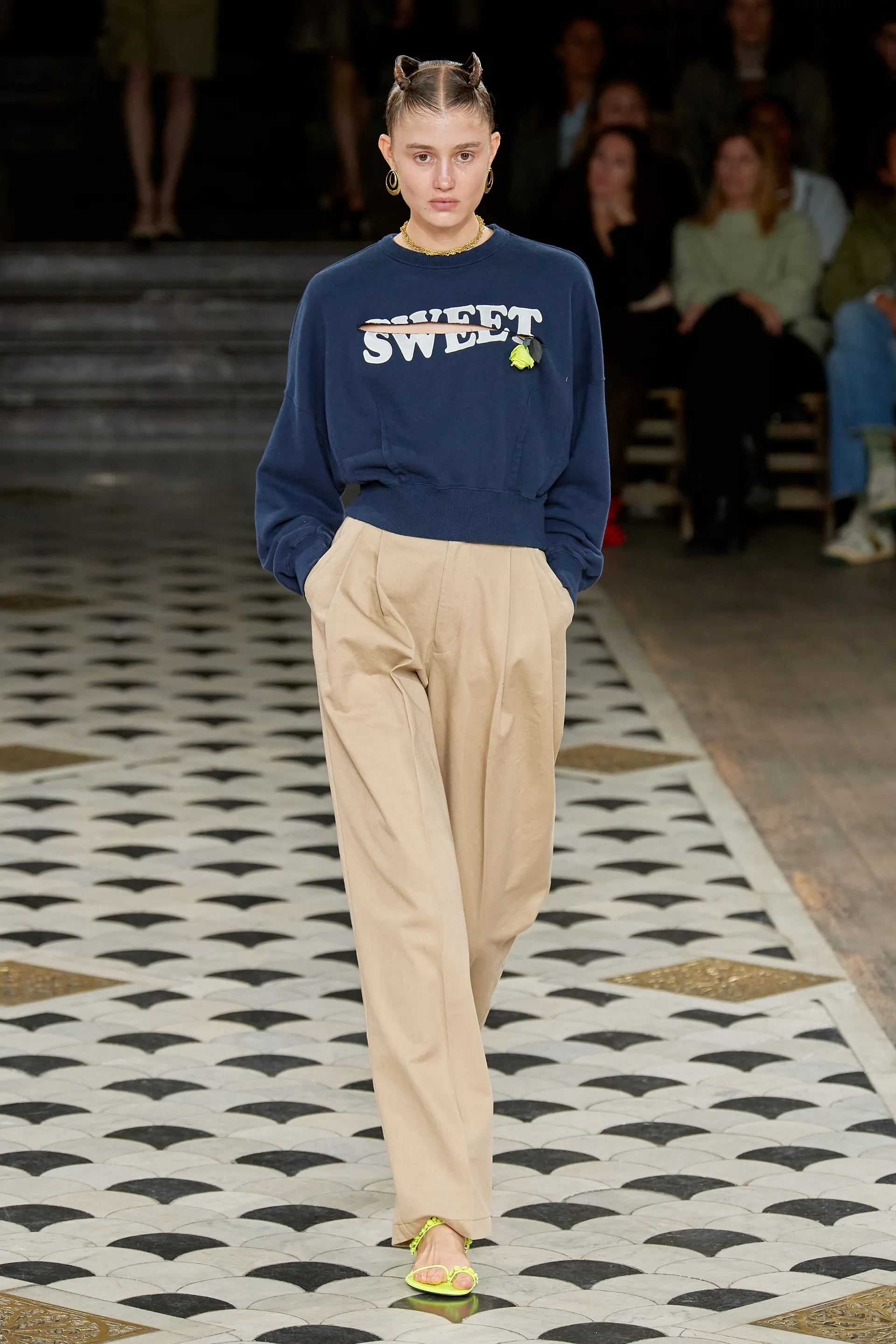 00024-undercover-spring-2023-ready-to-wear-credit-gorunway