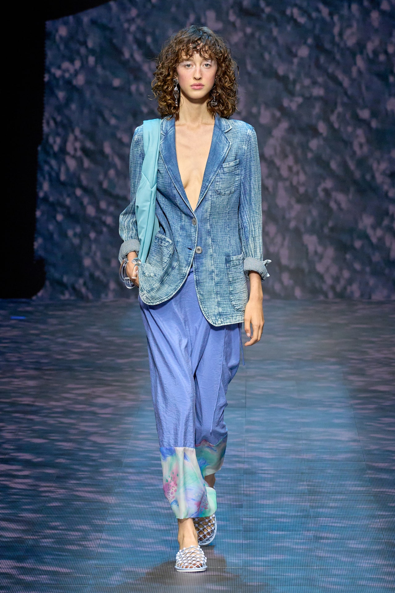 00025-emporio-armani-spring-2023-ready-to-wear-credit-gorunway