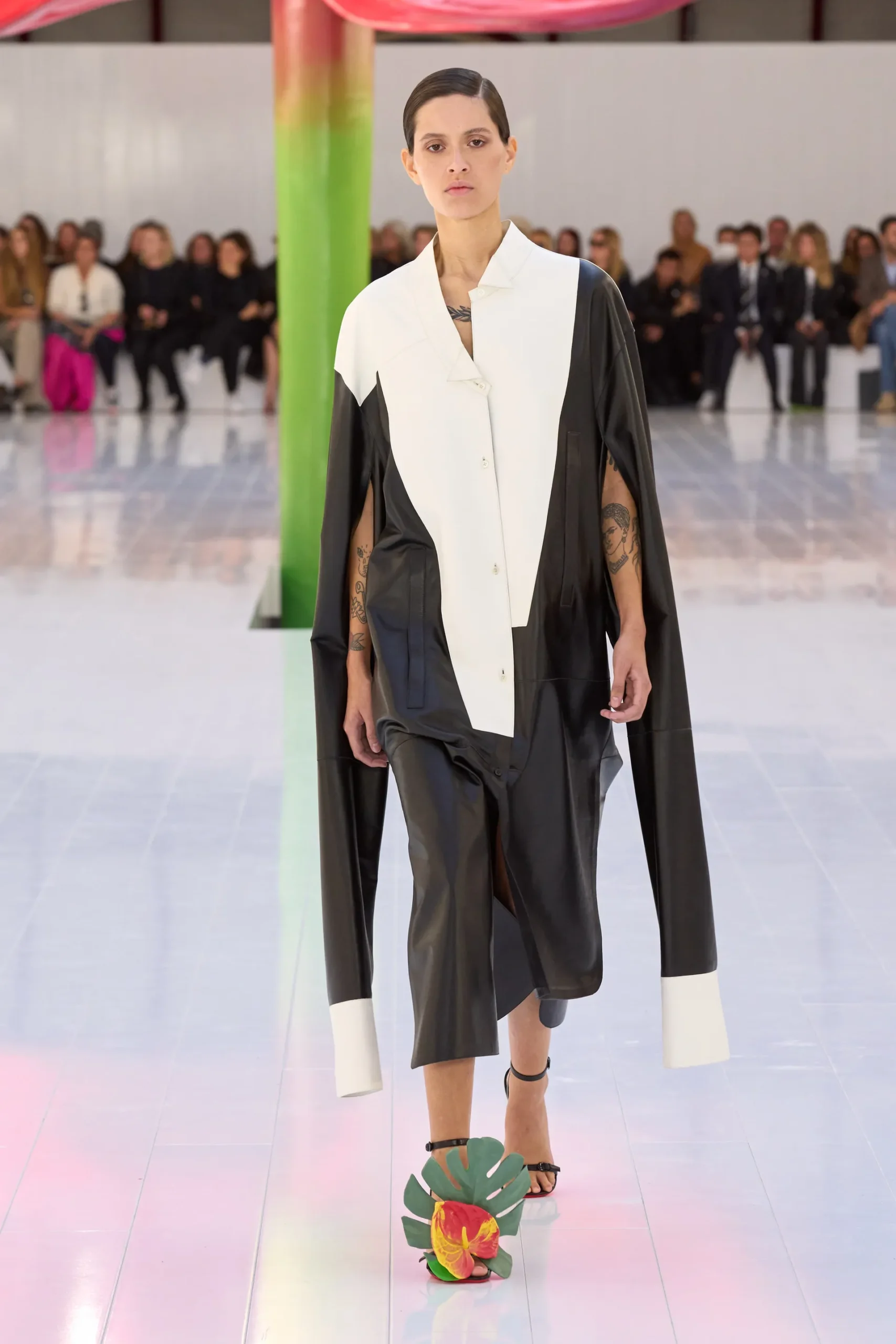 00025-loewe-spring-2023-ready-to-wear-credit-gorunway