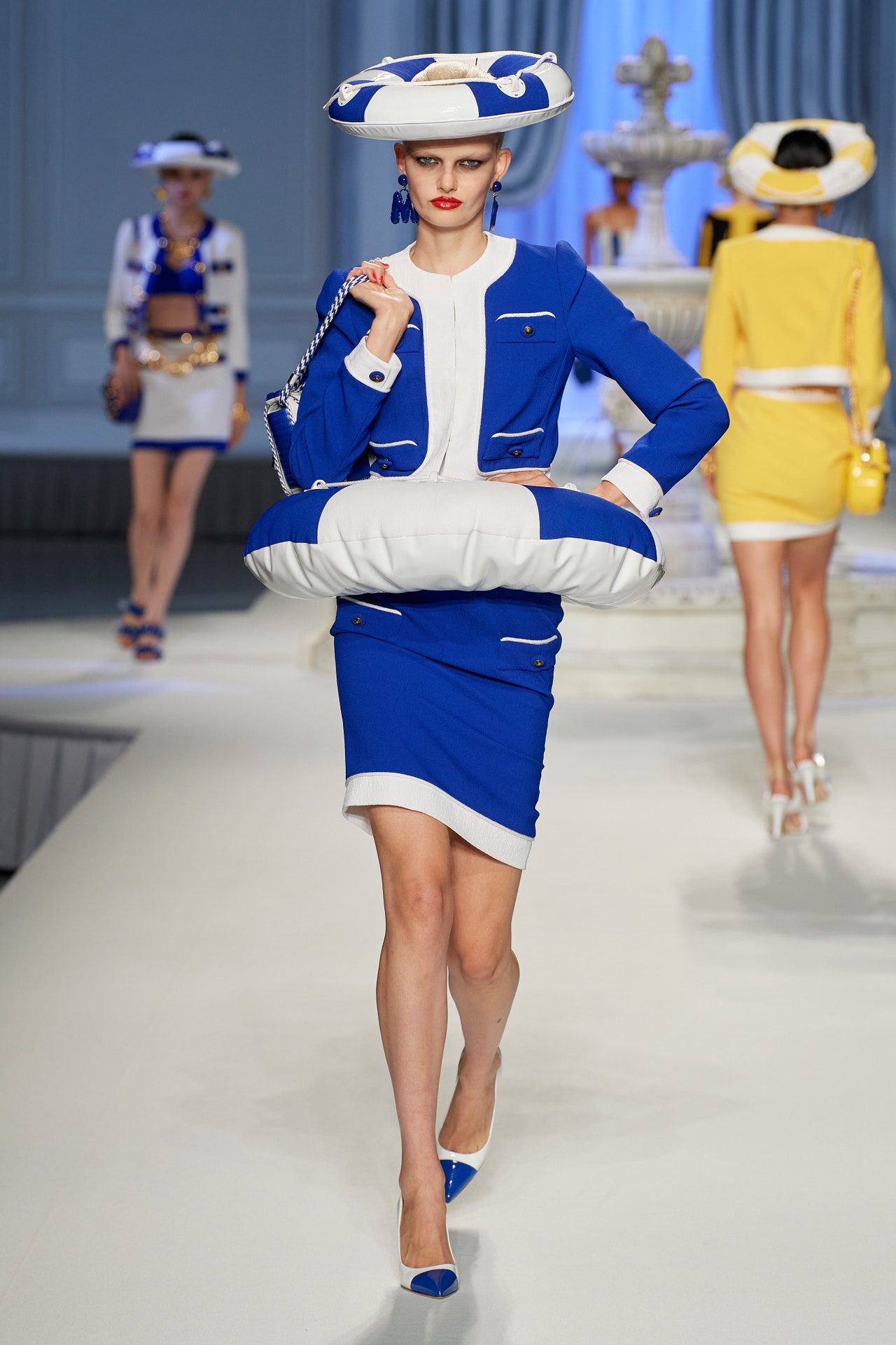 00026-moschino-spring-2023-ready-to-wear-credit-gorunway
