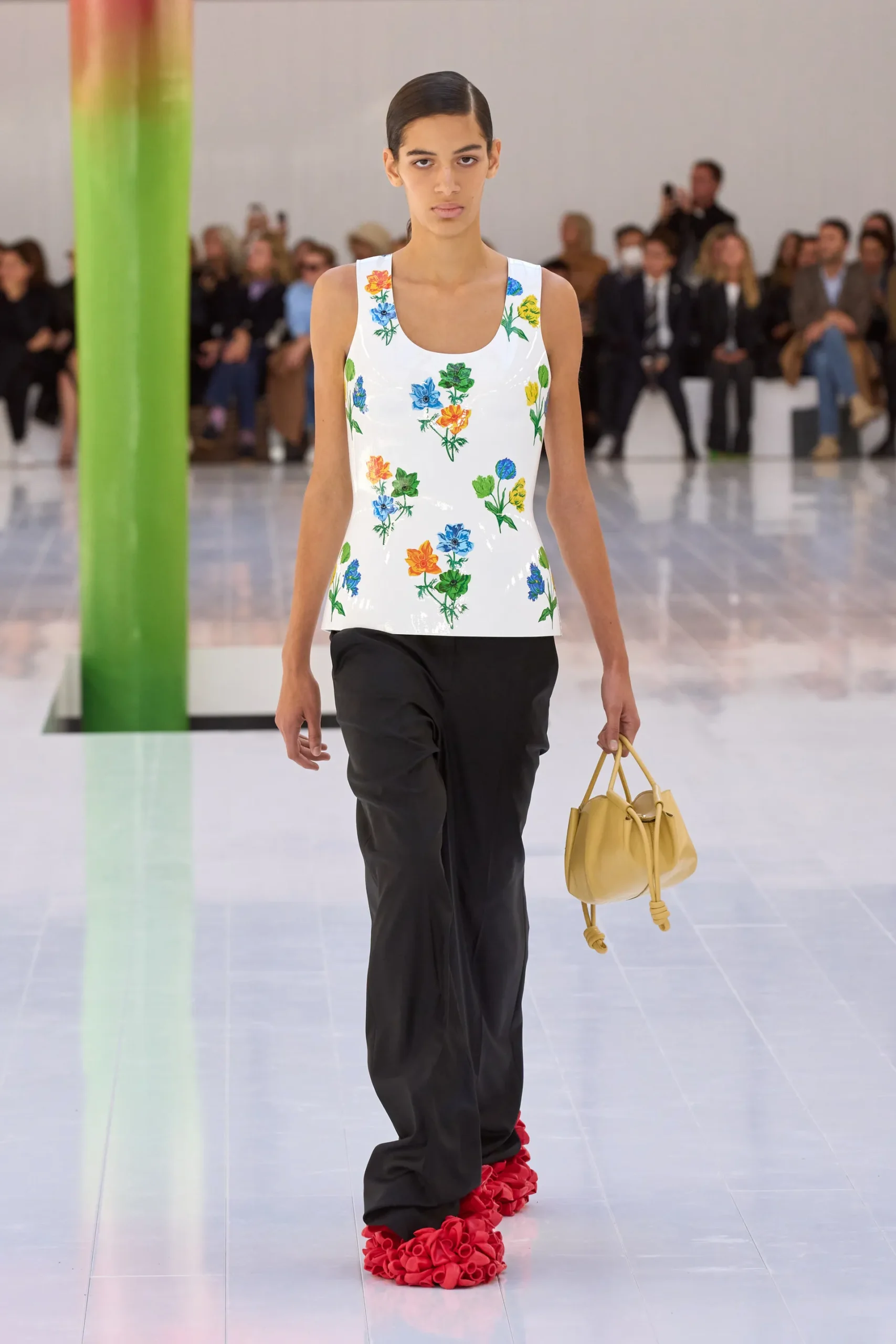 00027-loewe-spring-2023-ready-to-wear-credit-gorunway