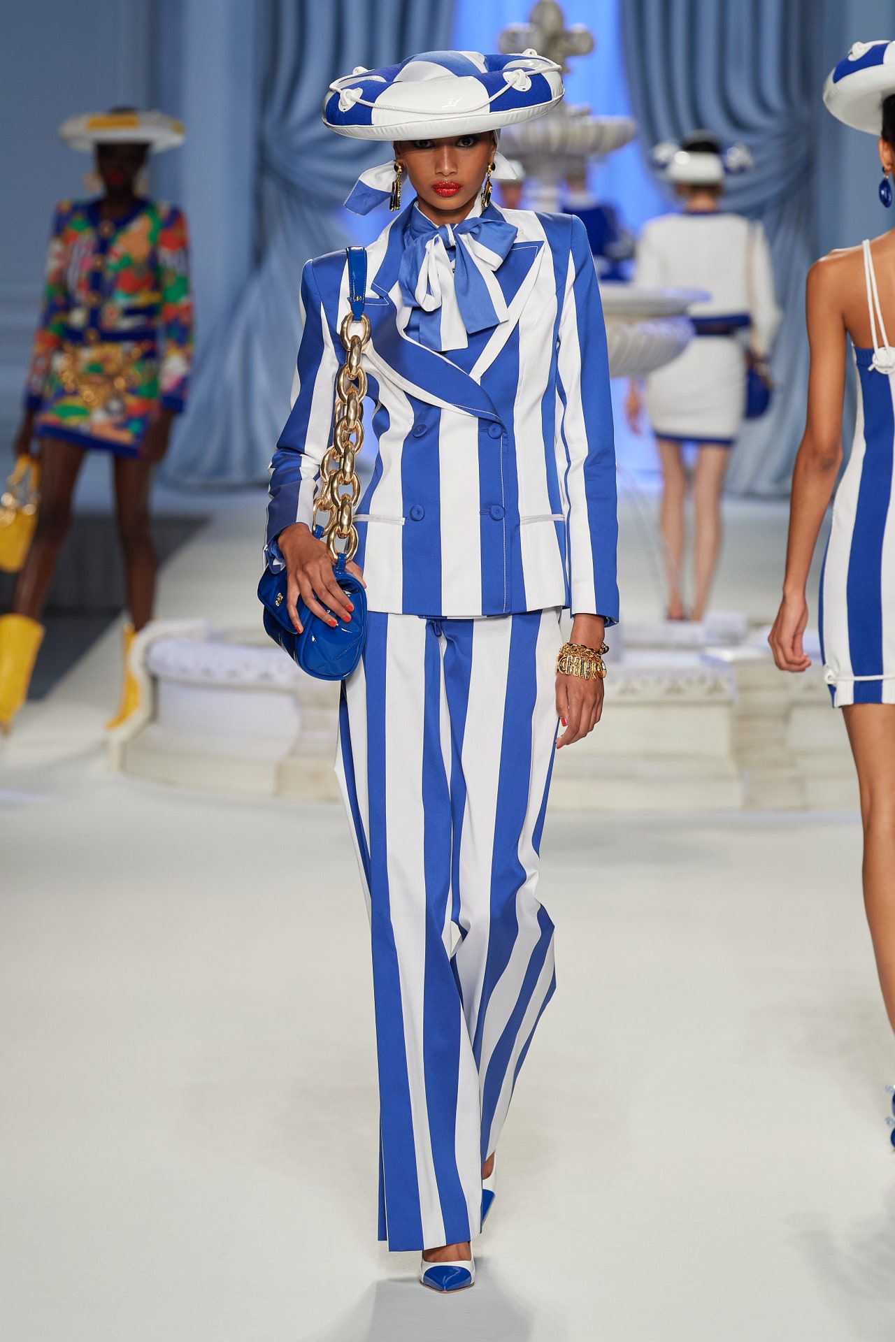 00029-moschino-spring-2023-ready-to-wear-credit-gorunway