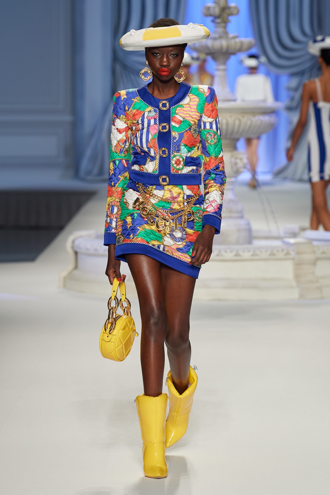 00030-moschino-spring-2023-ready-to-wear-credit-gorunway