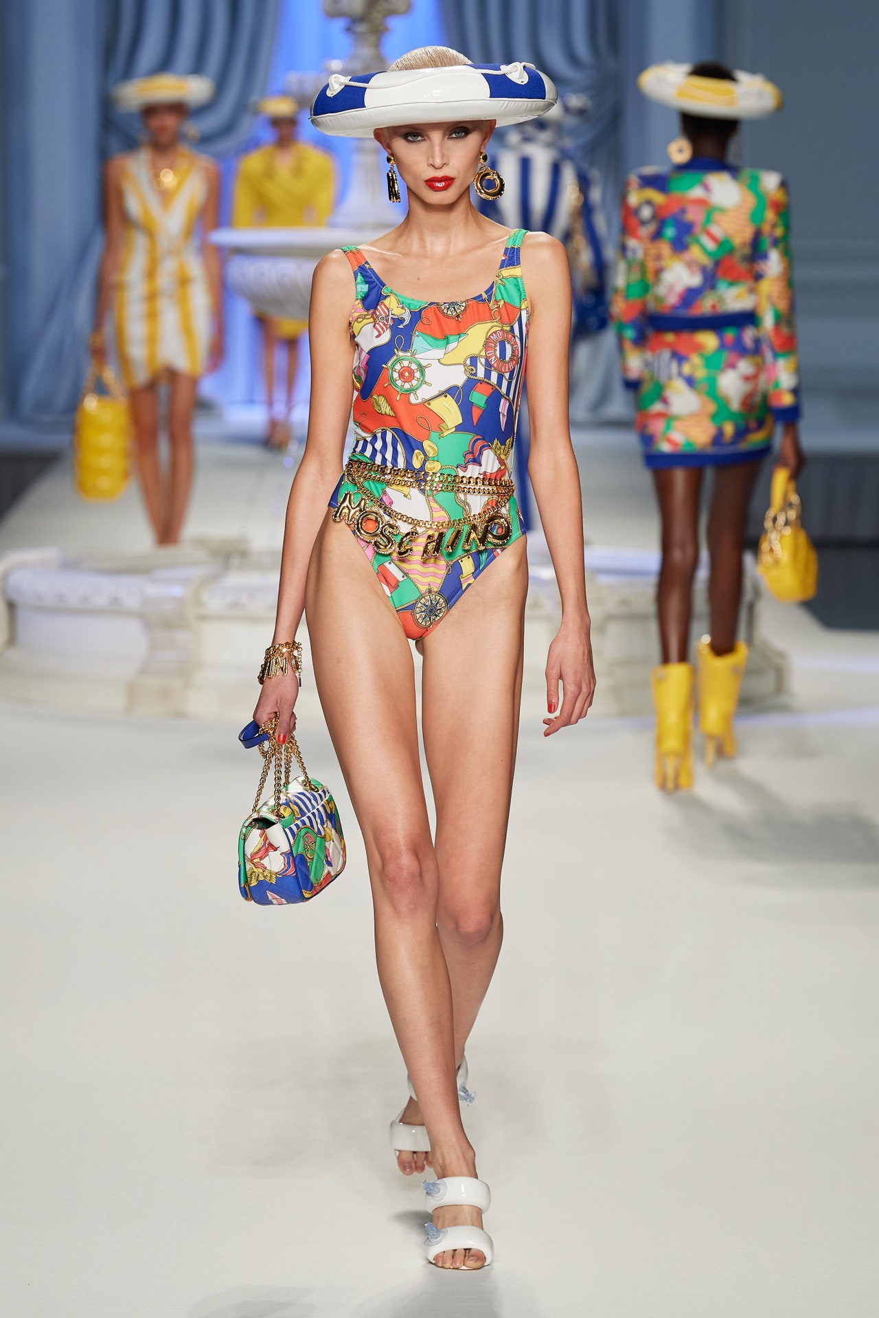 00031-moschino-spring-2023-ready-to-wear-credit-gorunway