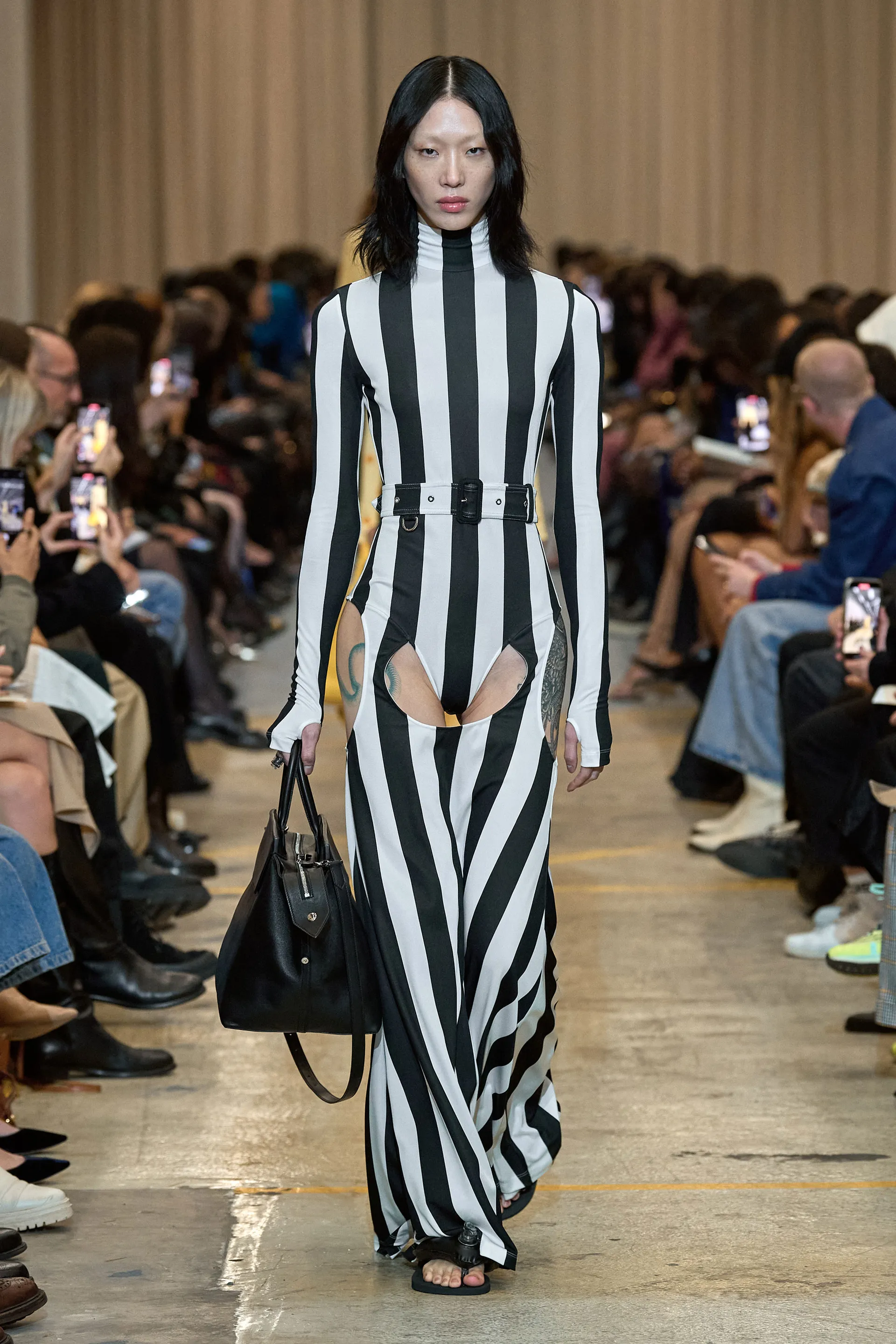 00032-burberry-spring-2023-ready-to-wear-credit-brand