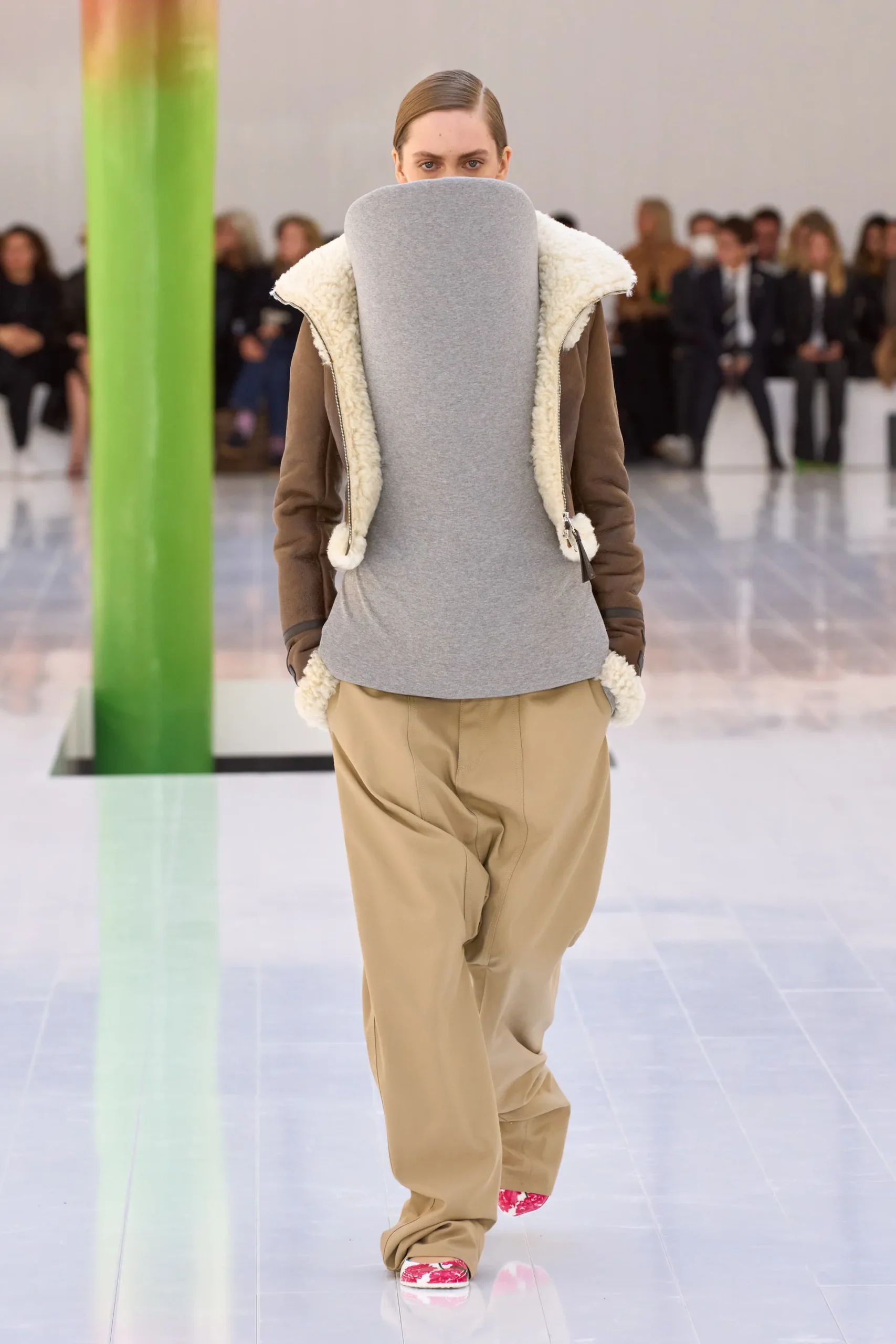00033-loewe-spring-2023-ready-to-wear-credit-gorunway