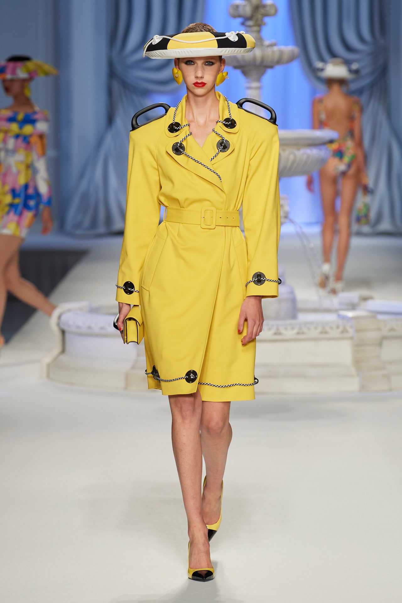 00033-moschino-spring-2023-ready-to-wear-credit-gorunway