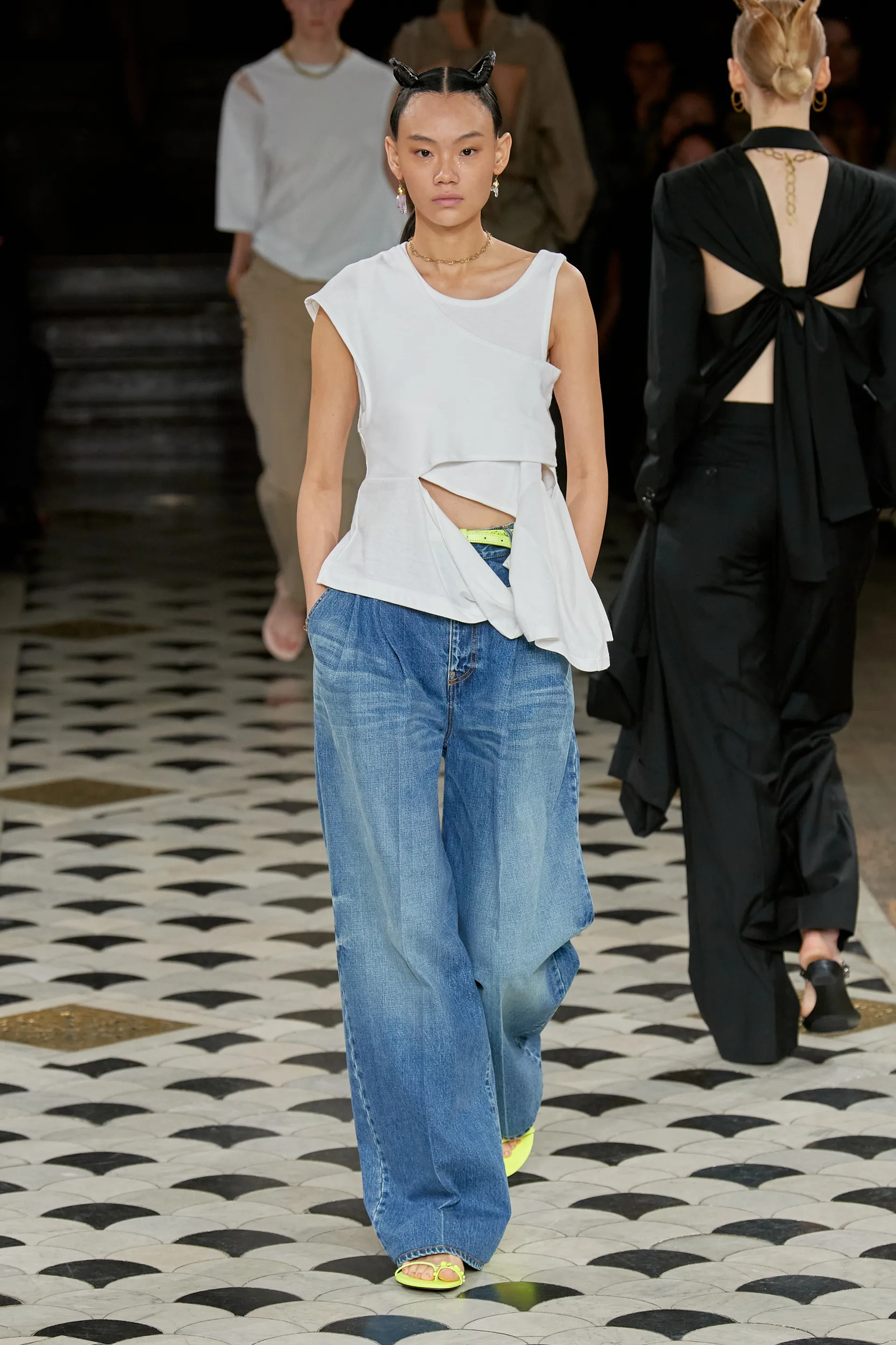 00033-undercover-spring-2023-ready-to-wear-credit-gorunway