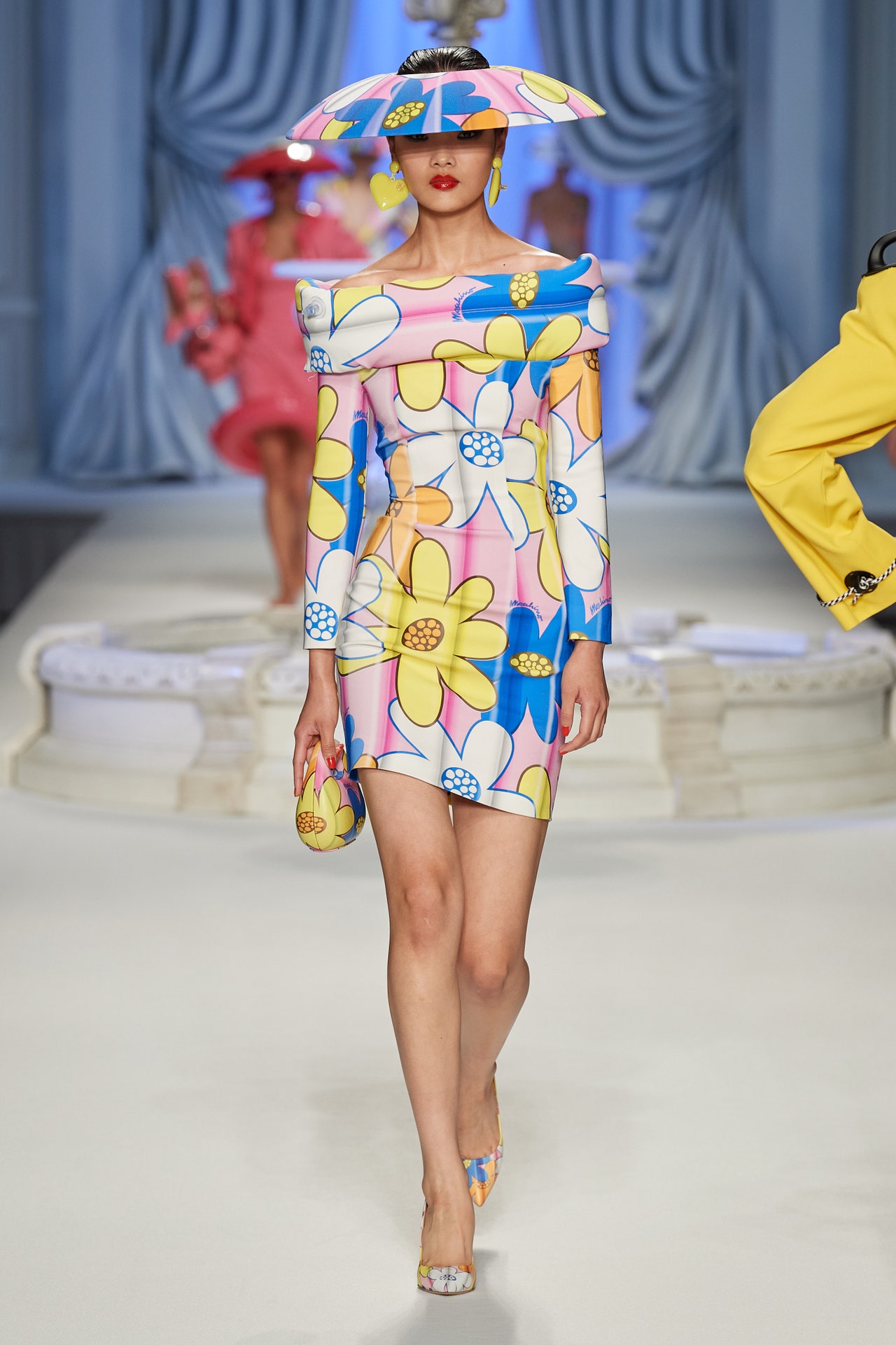 00034-moschino-spring-2023-ready-to-wear-credit-gorunway