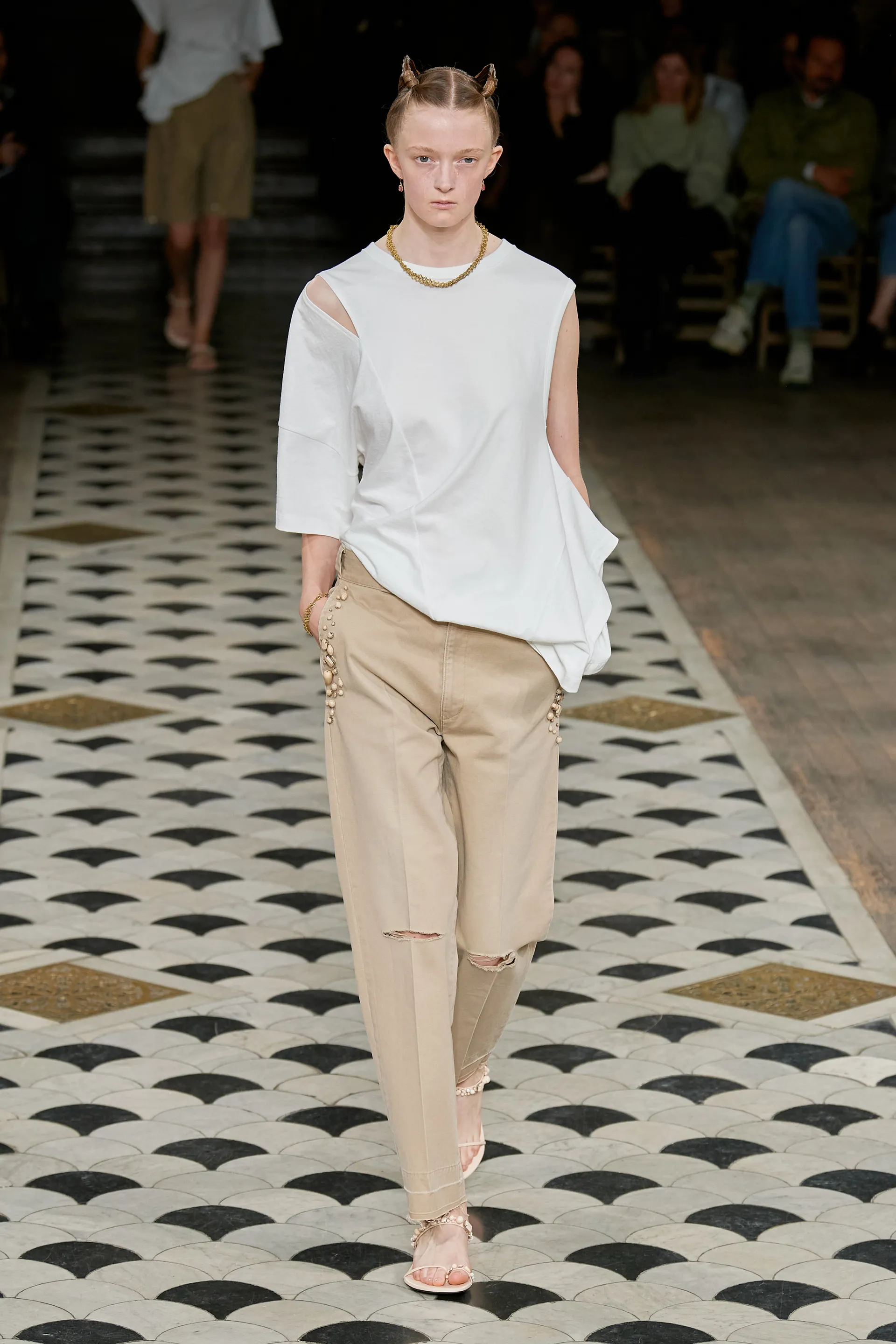 00034-undercover-spring-2023-ready-to-wear-credit-gorunway