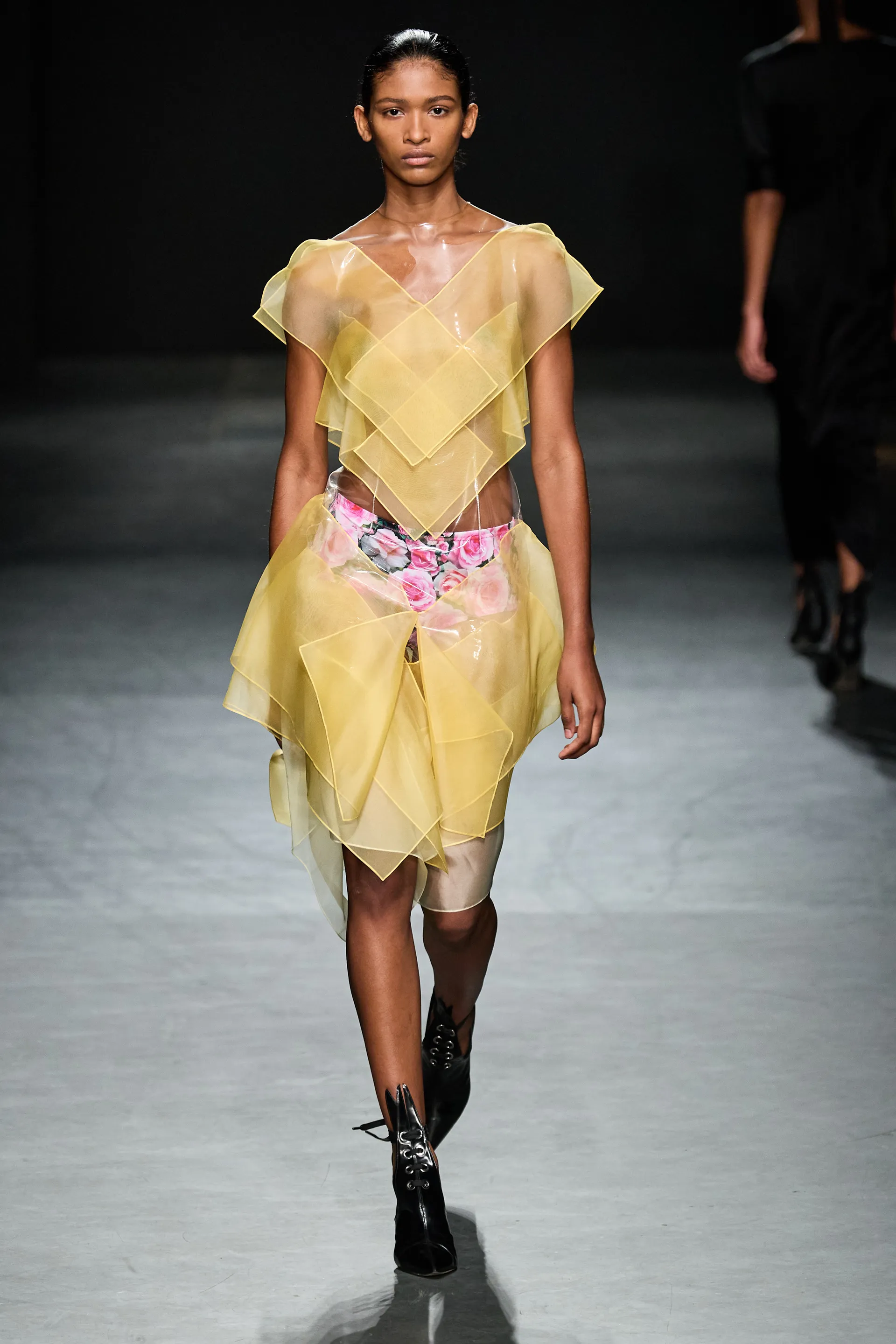 00035-christopher-kane-spring-2023-ready-to-wear-credit-gorunway