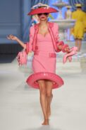 00035-moschino-spring-2023-ready-to-wear-credit-gorunway