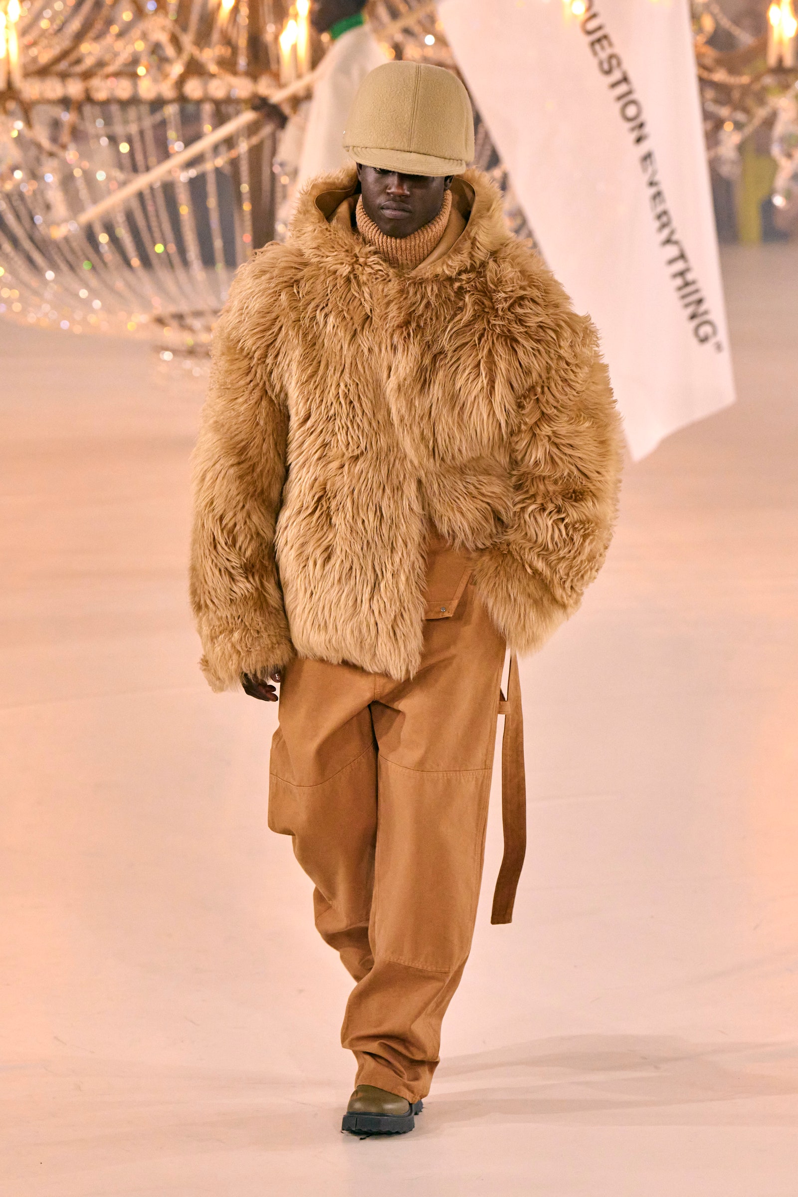 00035-off-white-fall-2022-ready-to-wear-paris-credit-gorunway-1.jpeg