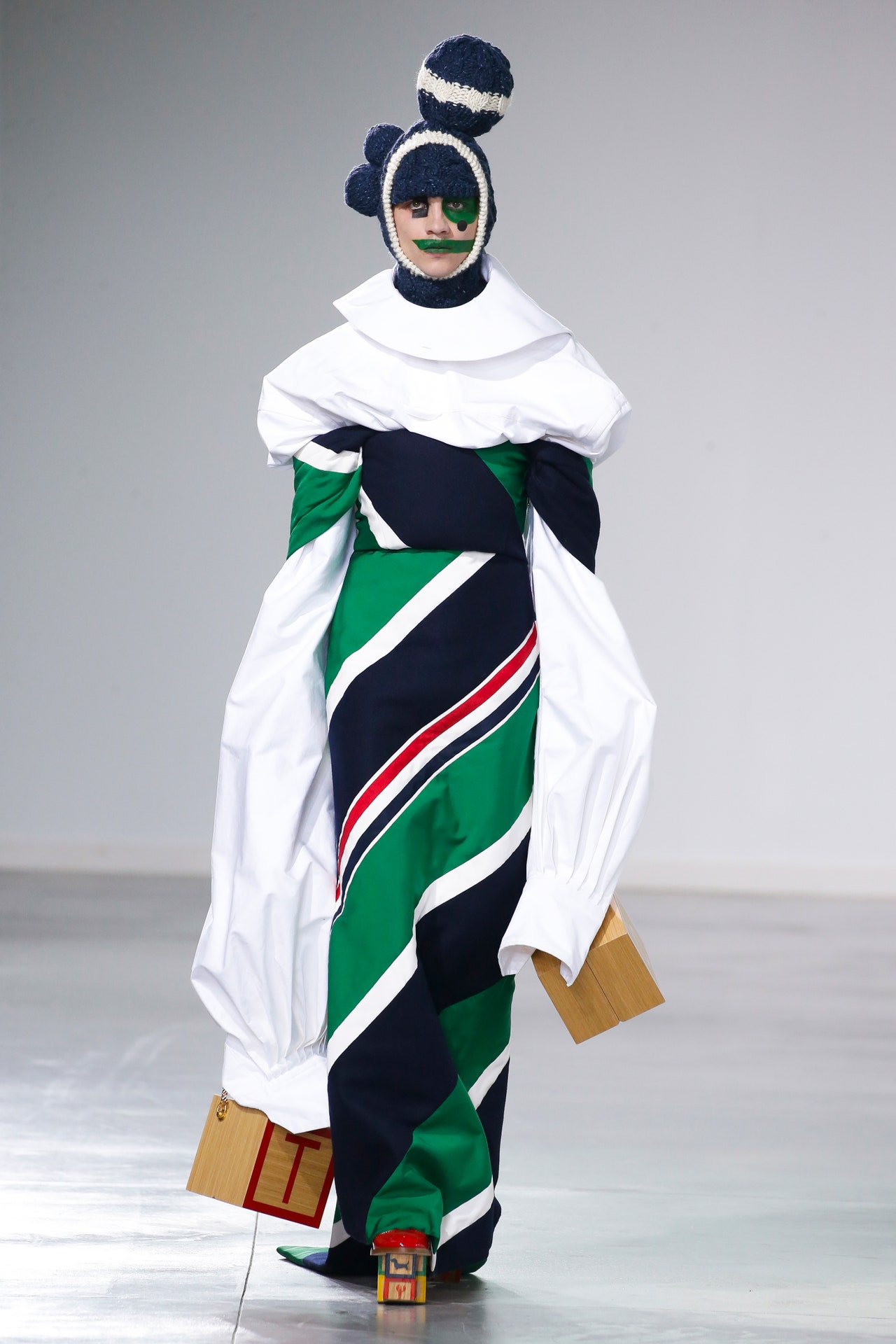 00035-thom-browne-fall-2022-credit-brand-1.jpeg
