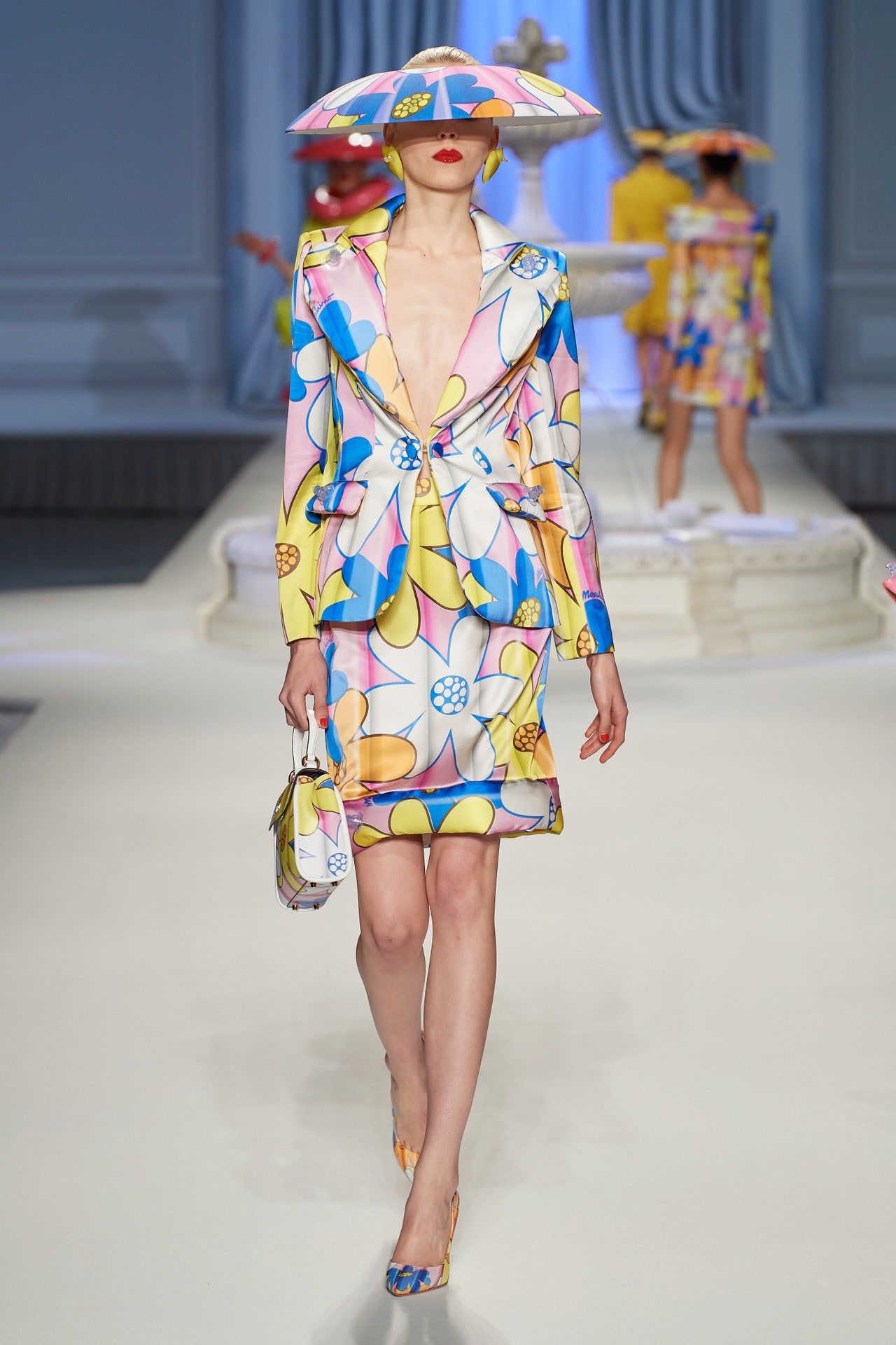 00036-moschino-spring-2023-ready-to-wear-credit-gorunway