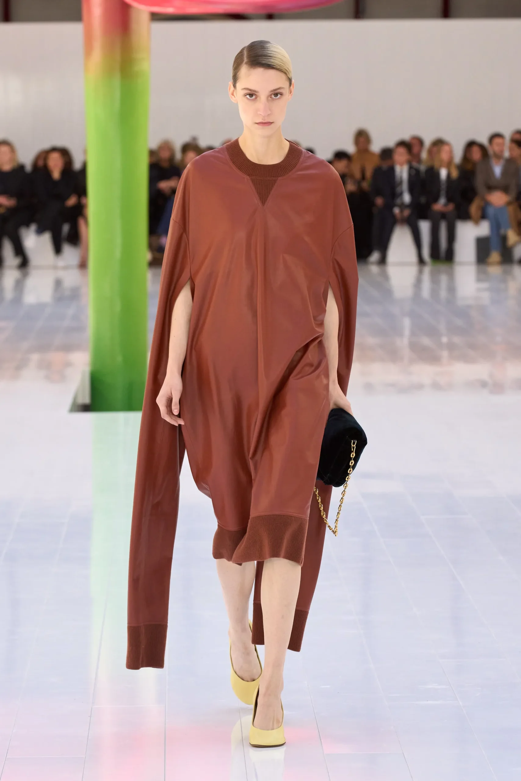 00037-loewe-spring-2023-ready-to-wear-credit-gorunway