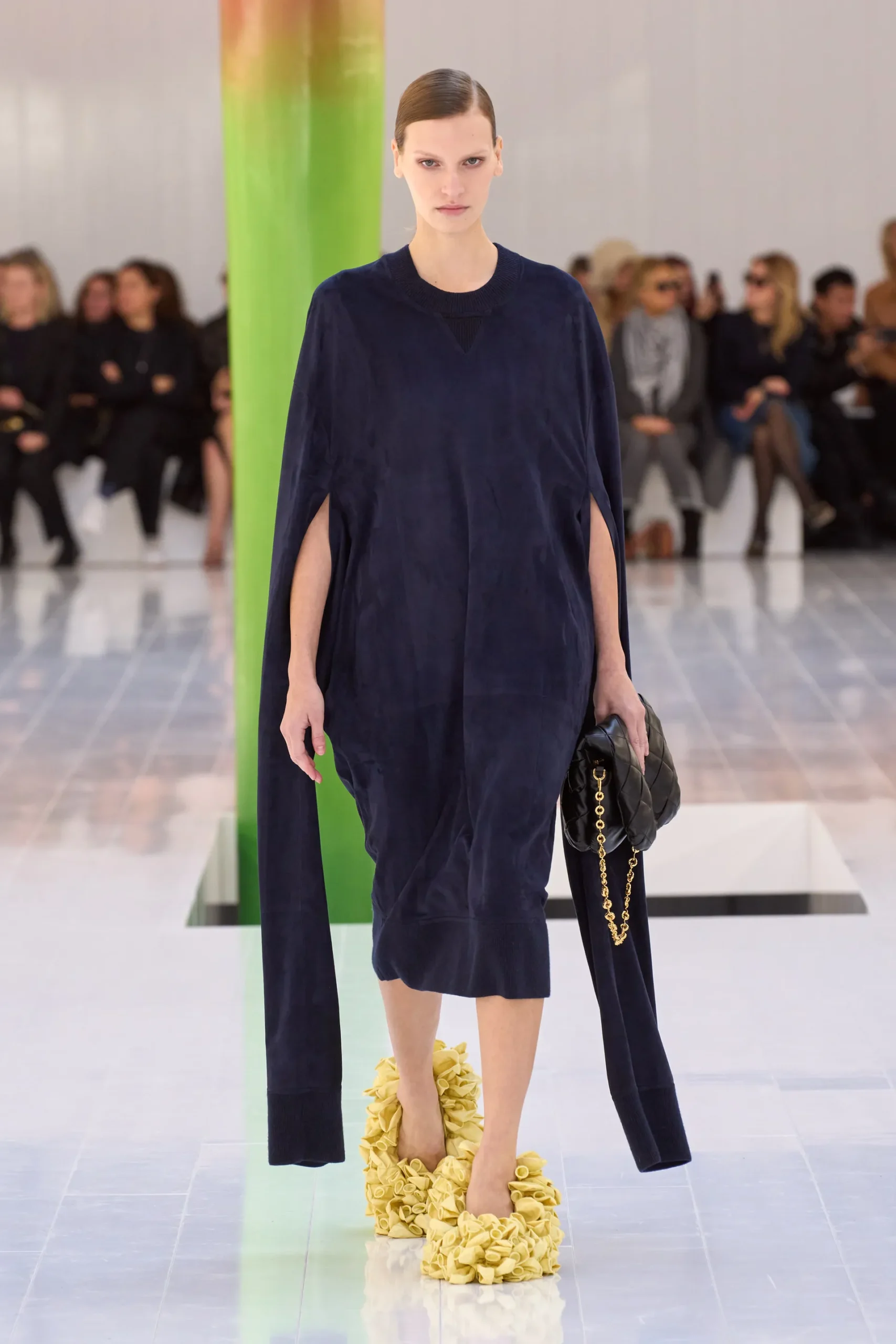00040-loewe-spring-2023-ready-to-wear-credit-gorunway