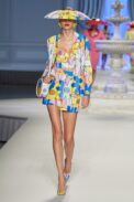 00040-moschino-spring-2023-ready-to-wear-credit-gorunway