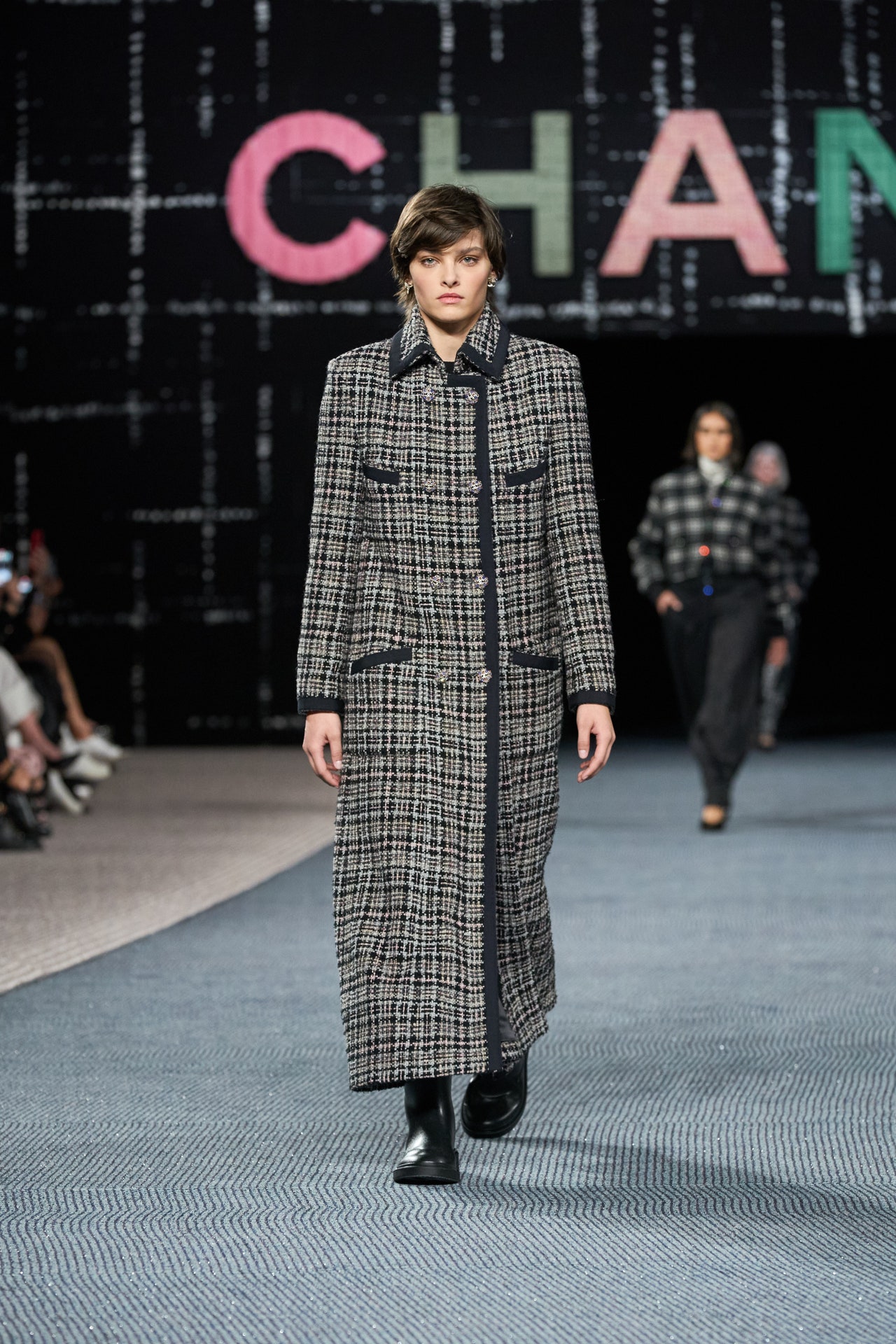 00042-chanel-fall-2022-ready-to-wear-paris-credit-gorunway-1.jpeg