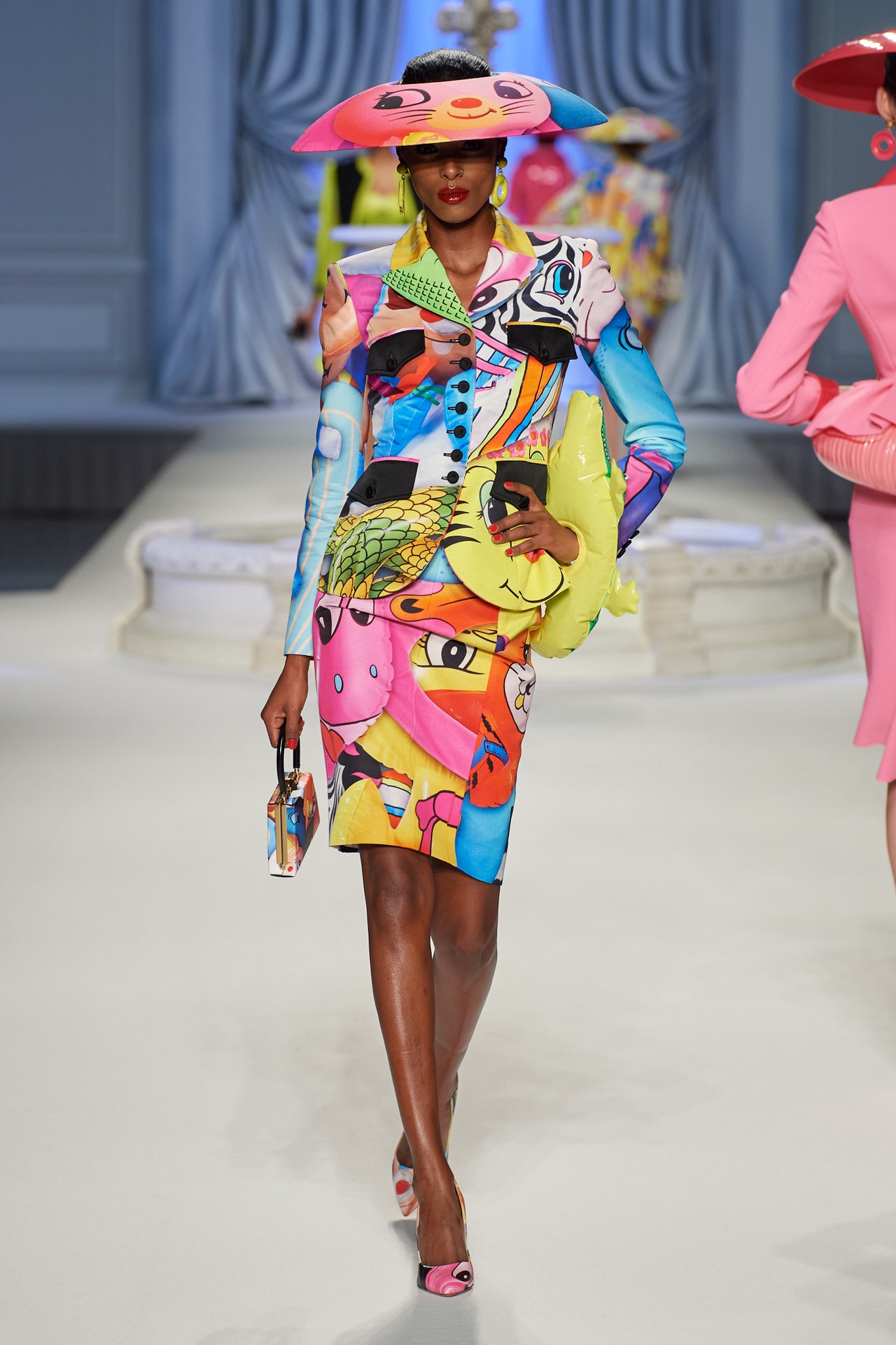 00042-moschino-spring-2023-ready-to-wear-credit-gorunway