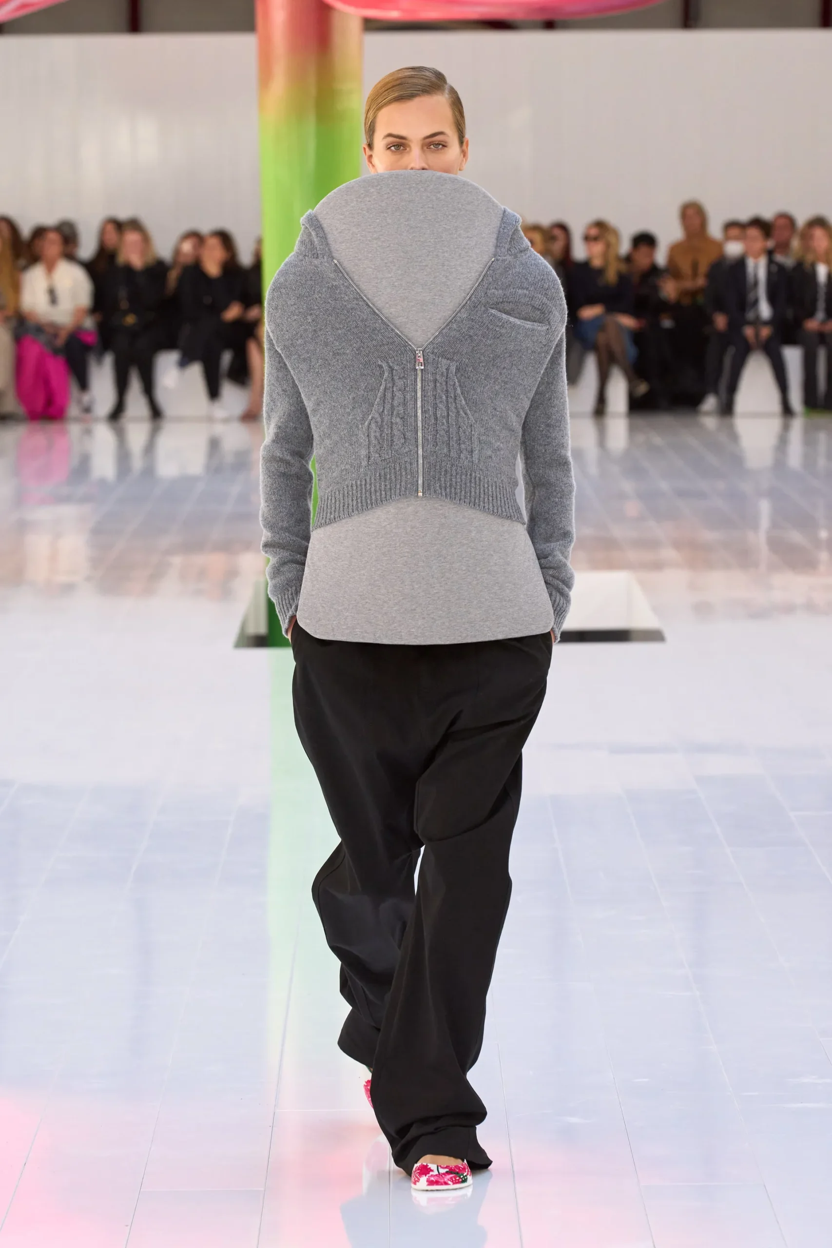 00043-loewe-spring-2023-ready-to-wear-credit-gorunway